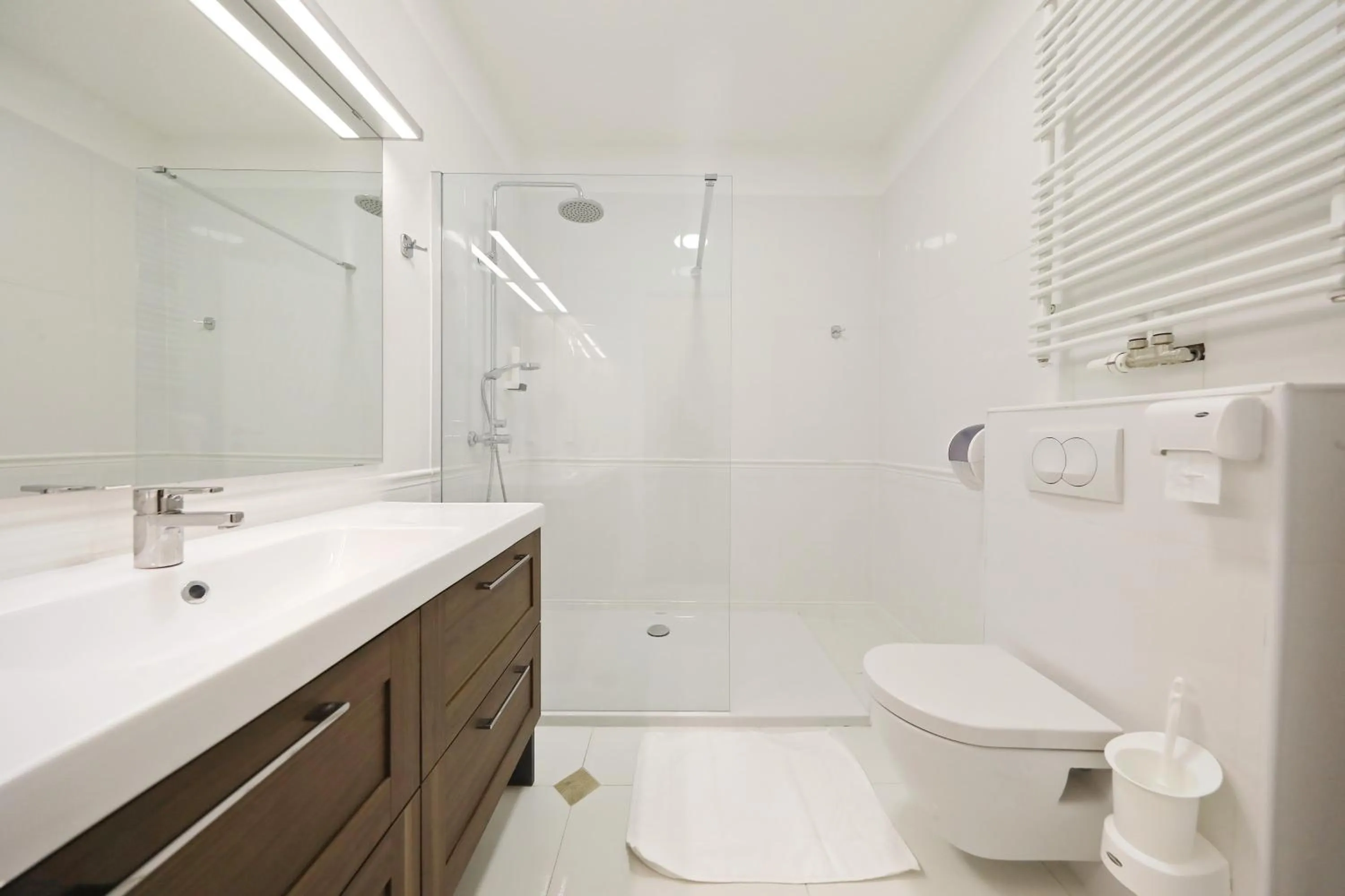 Shower in Stay Swanky Bed & Breakfast