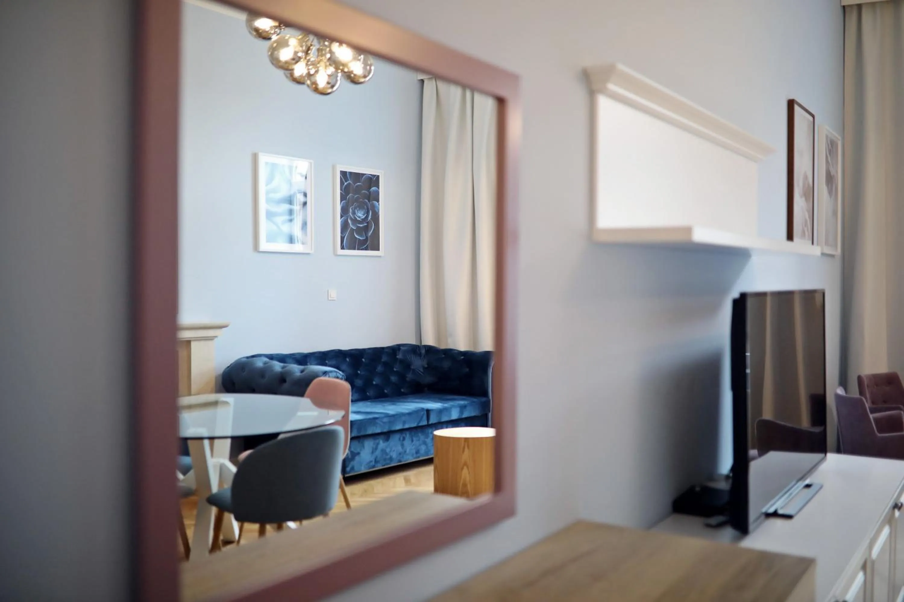 Communal lounge/ TV room in Stay Swanky Bed & Breakfast