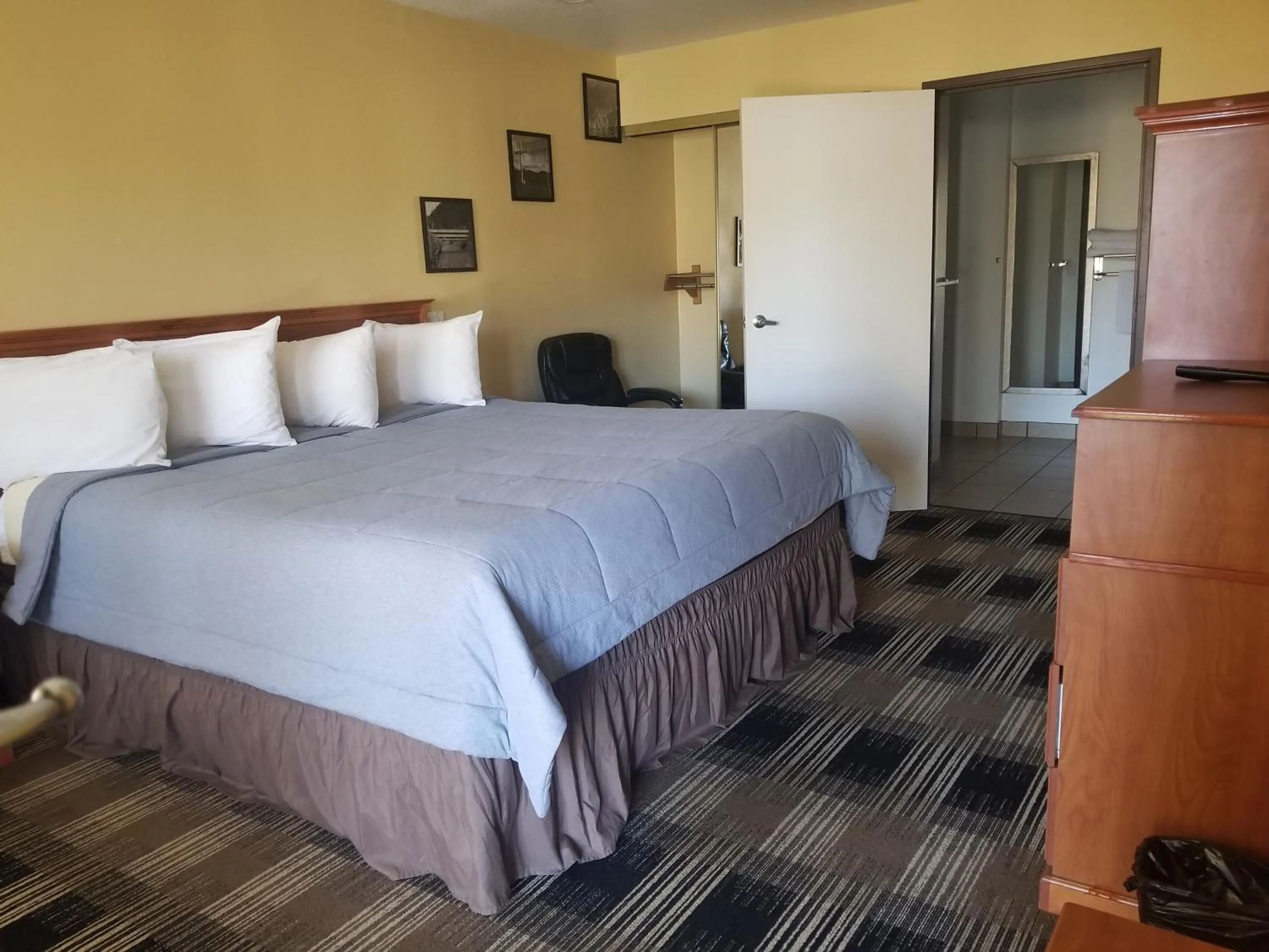 Bed in Oakridge Inn & Suites