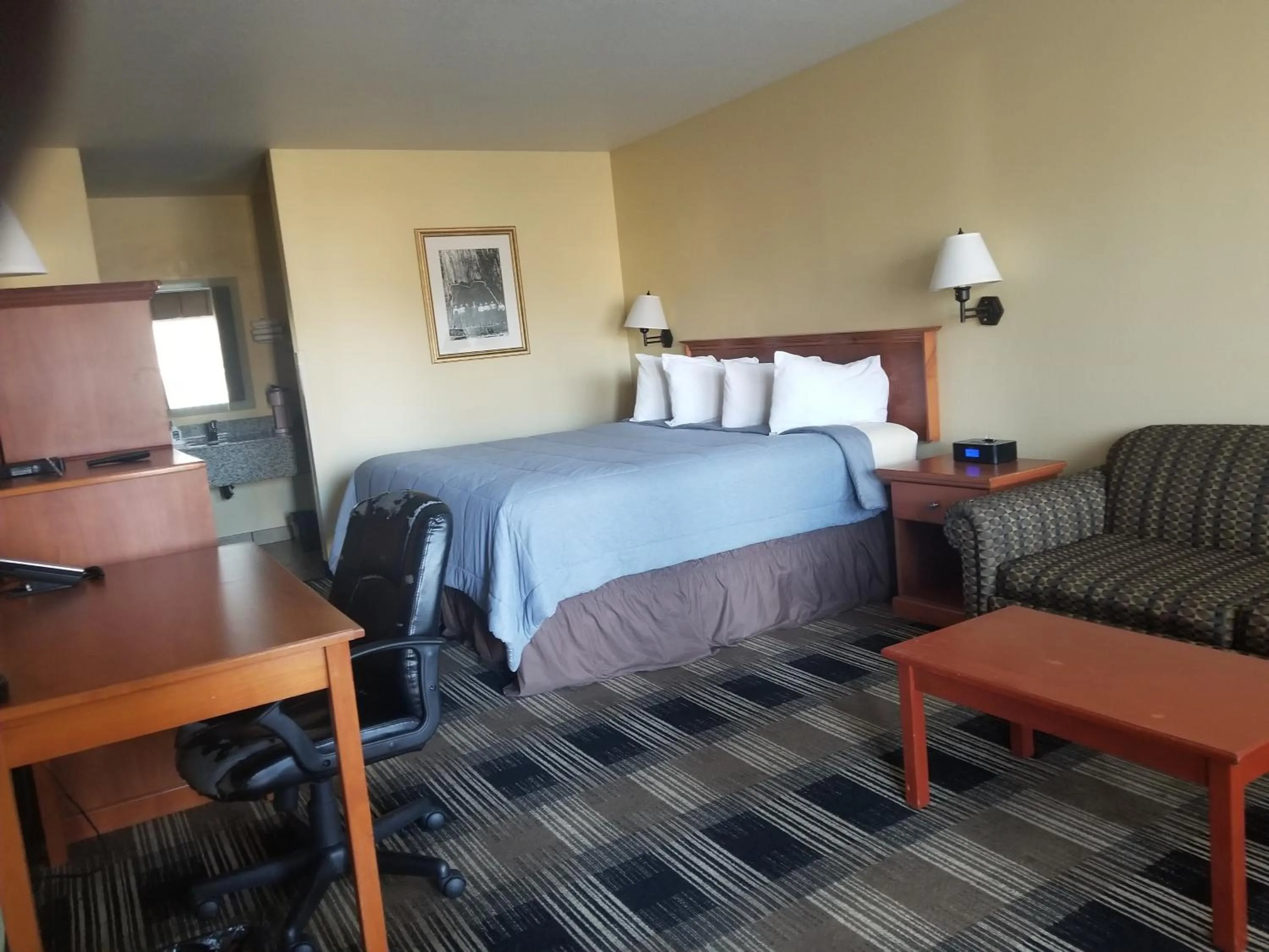 Bed in Oakridge Inn & Suites