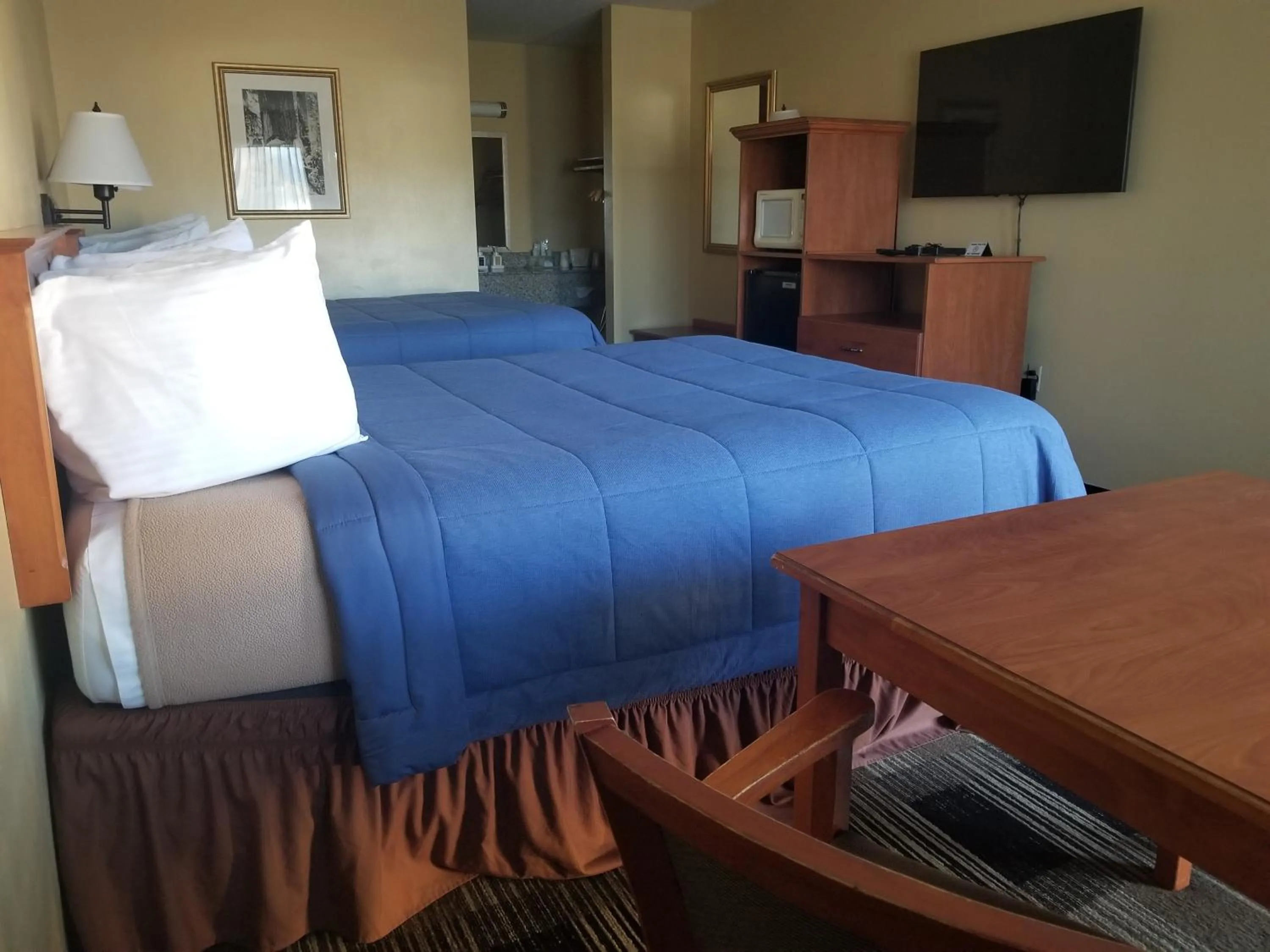 Bed in Oakridge Inn & Suites