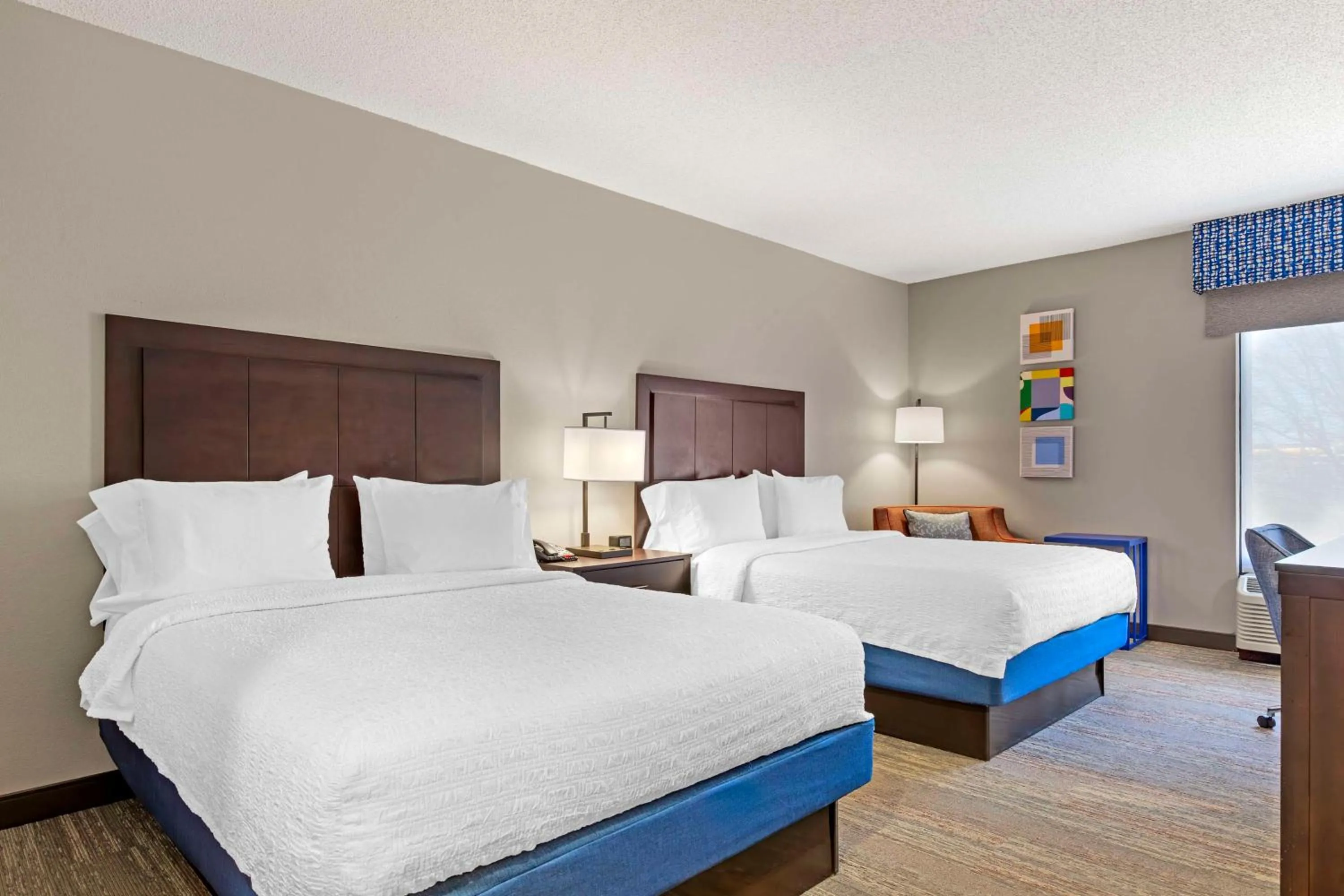 Photo of the whole room, Bed in Hampton Inn Mebane