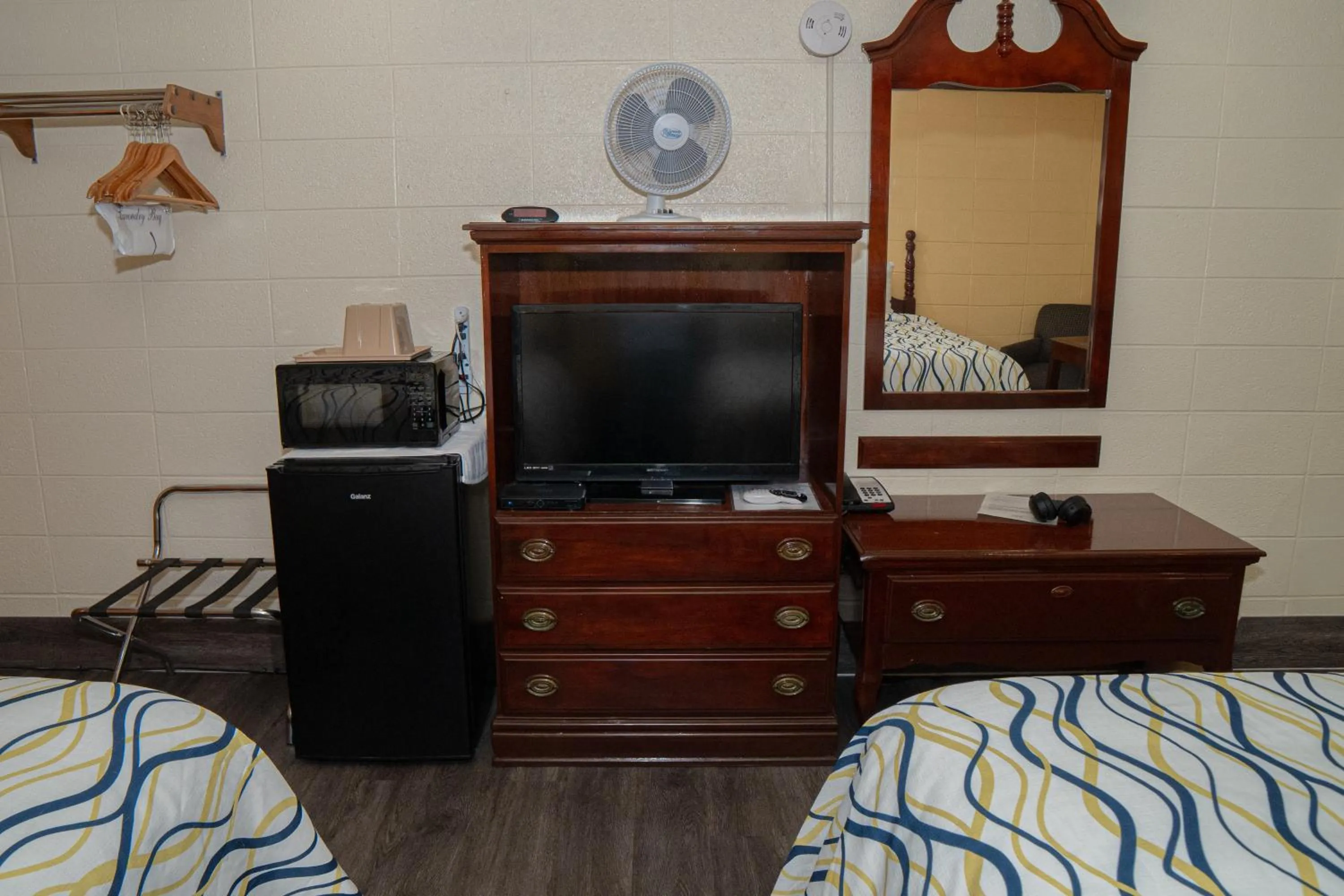 Bed in South Wind Inn