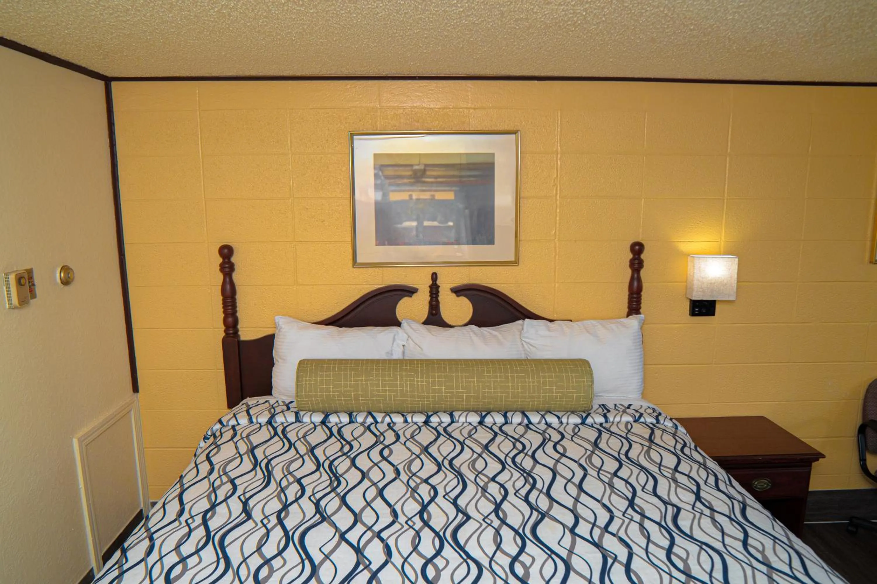 Bed in South Wind Inn