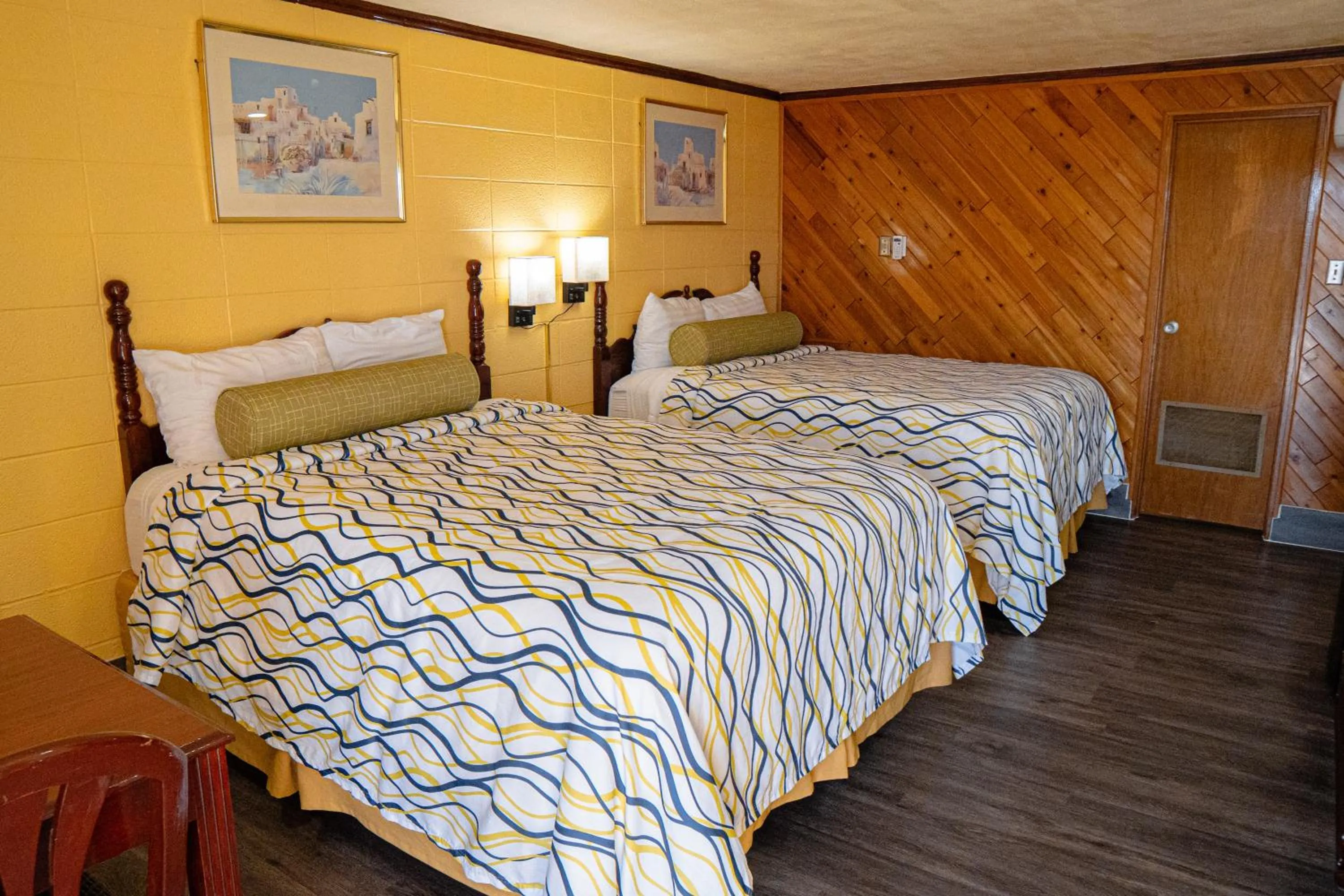 Bed in South Wind Inn