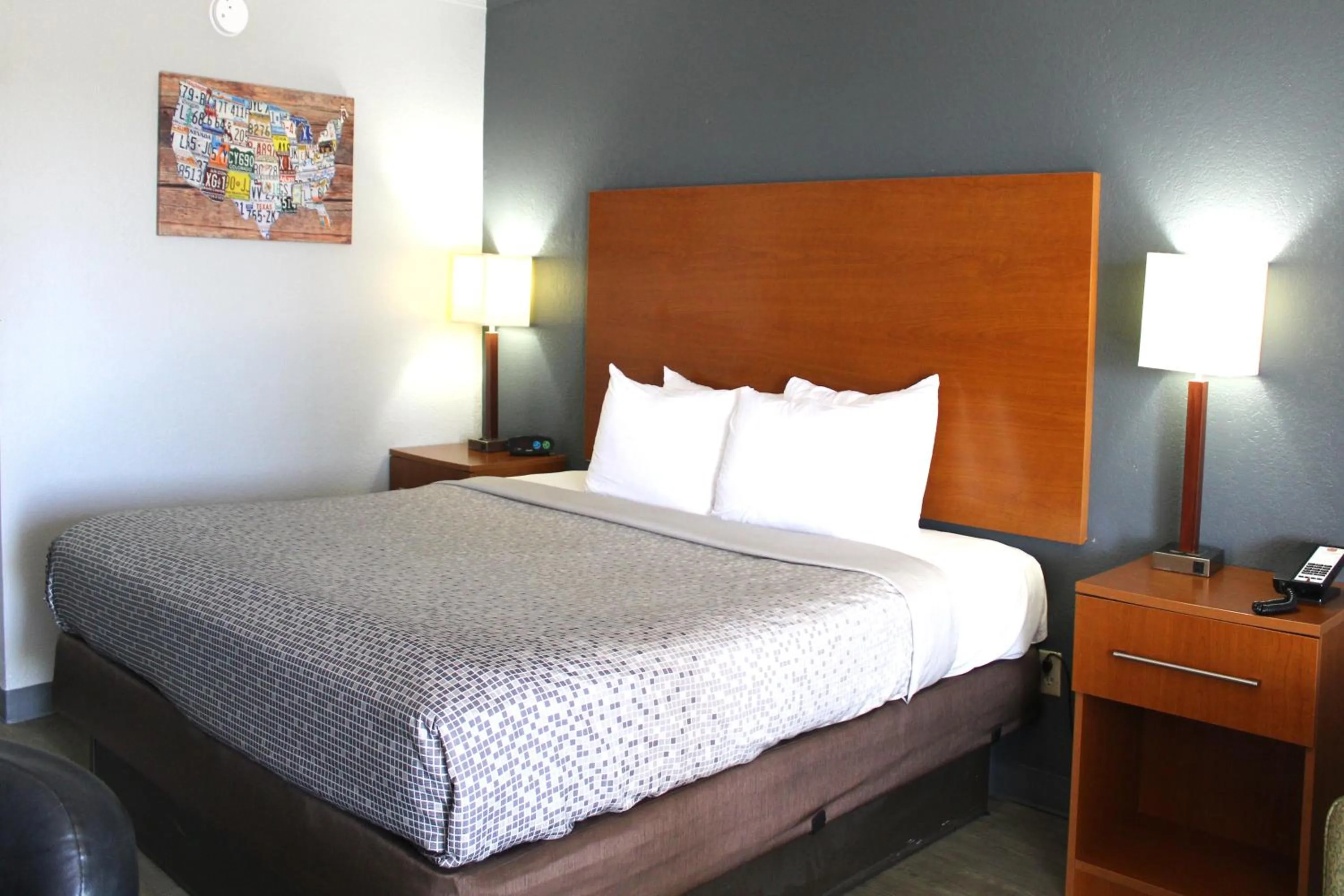 Bed in Econo Lodge Franklin South