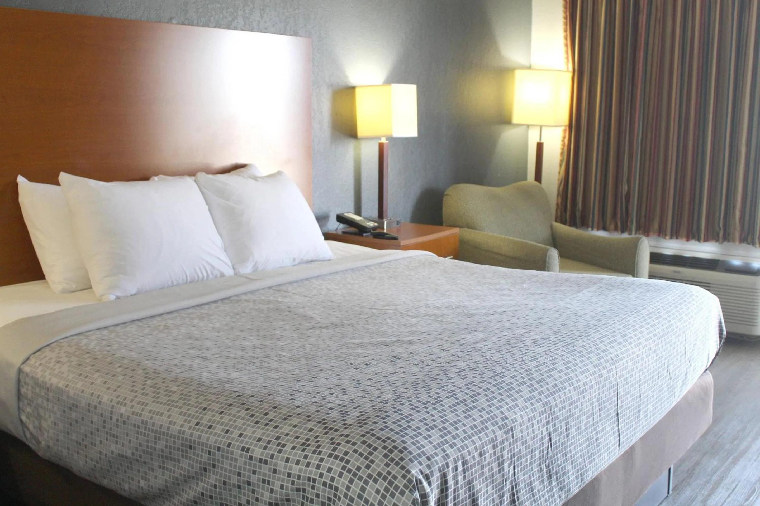 Bedroom, Bed in Econo Lodge Franklin South