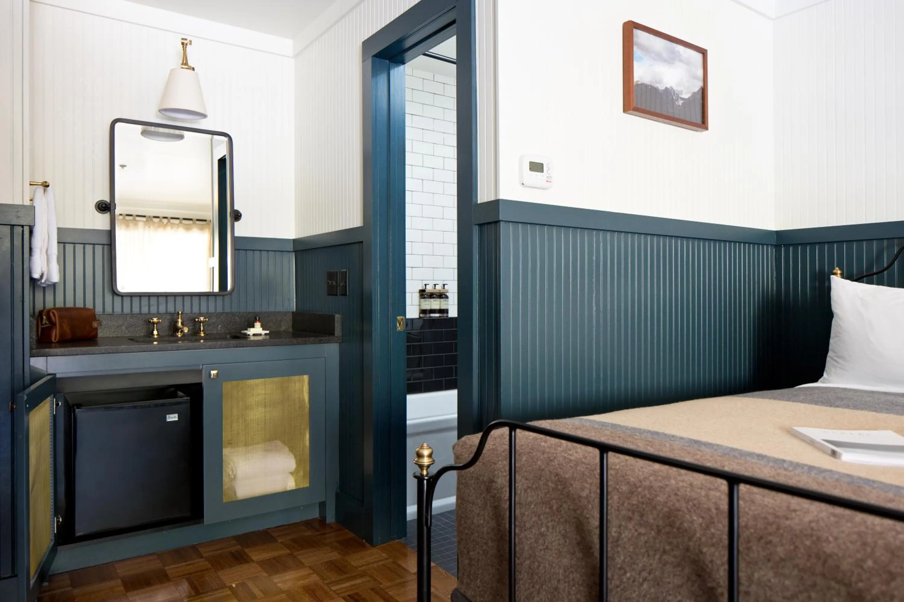 Bathroom, Bed in Anvil Hotel