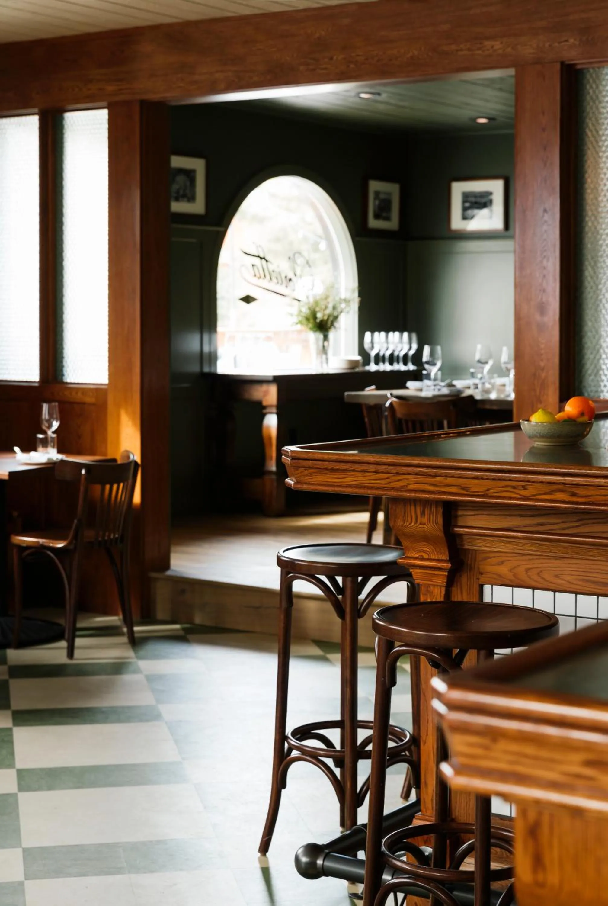 Restaurant/places to eat in Anvil Hotel