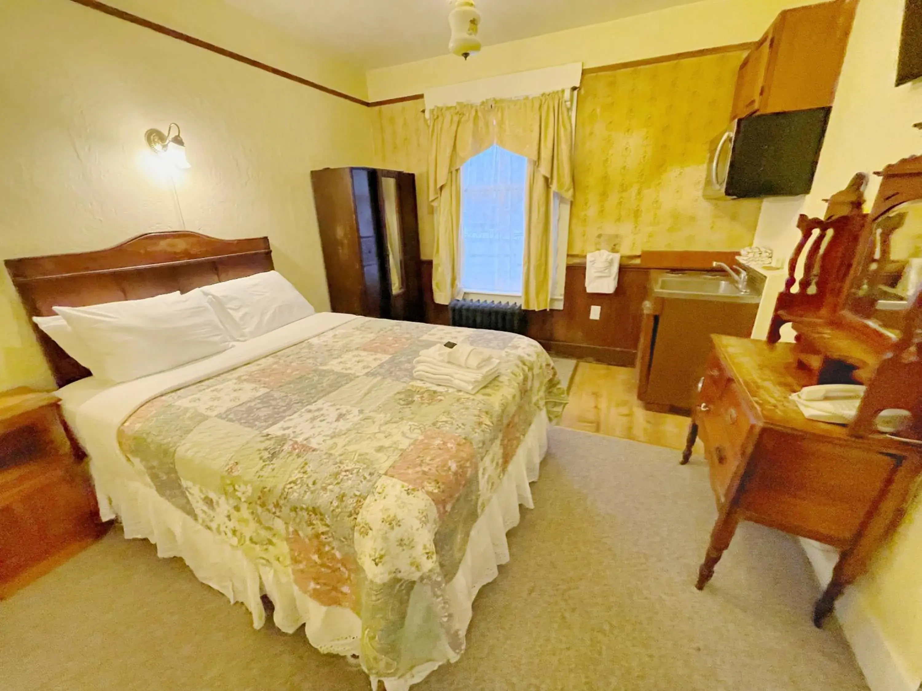 Economy Queen Shared Bath with Kitchenette in Alaskan Hotel and Bar Economy Queen Shared Bath with Kitchenette in Alaskan Hotel and Bar