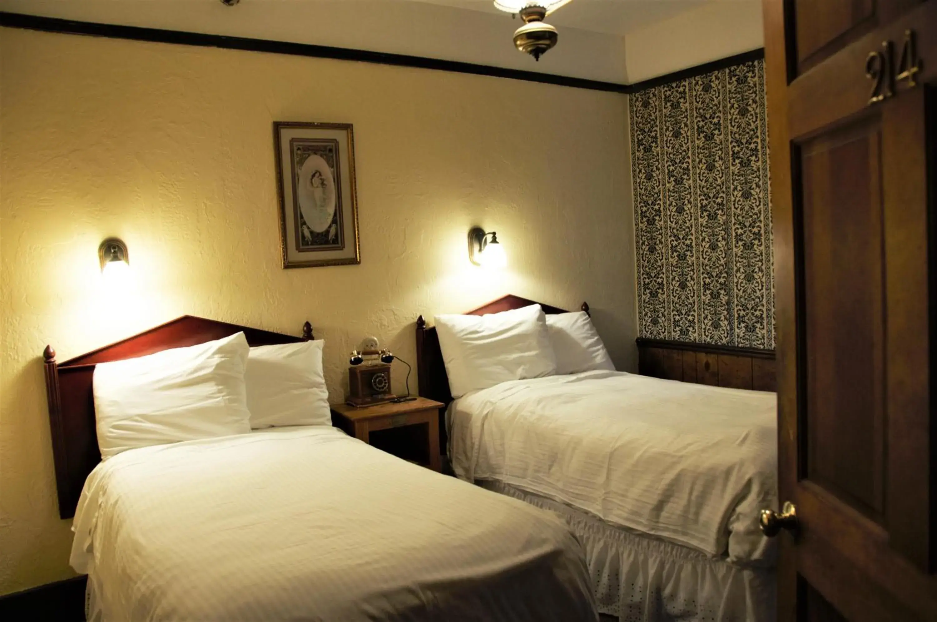 Standard Twin with Kitchenette in Alaskan Hotel and Bar Standard Twin with Kitchenette in Alaskan Hotel and Bar