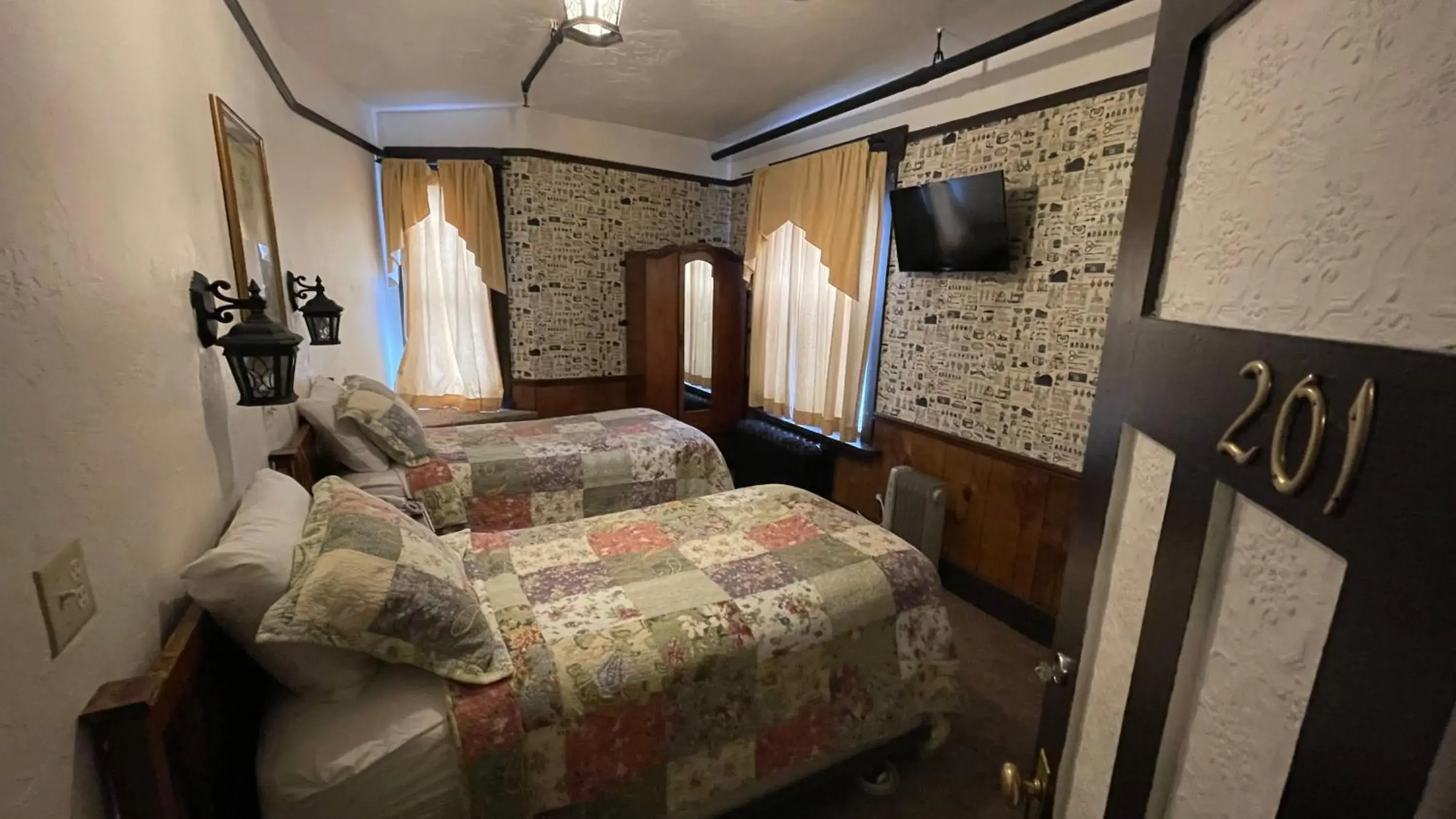 Economy Twin Room in Alaskan Hotel and Bar Economy Twin Room in Alaskan Hotel and Bar