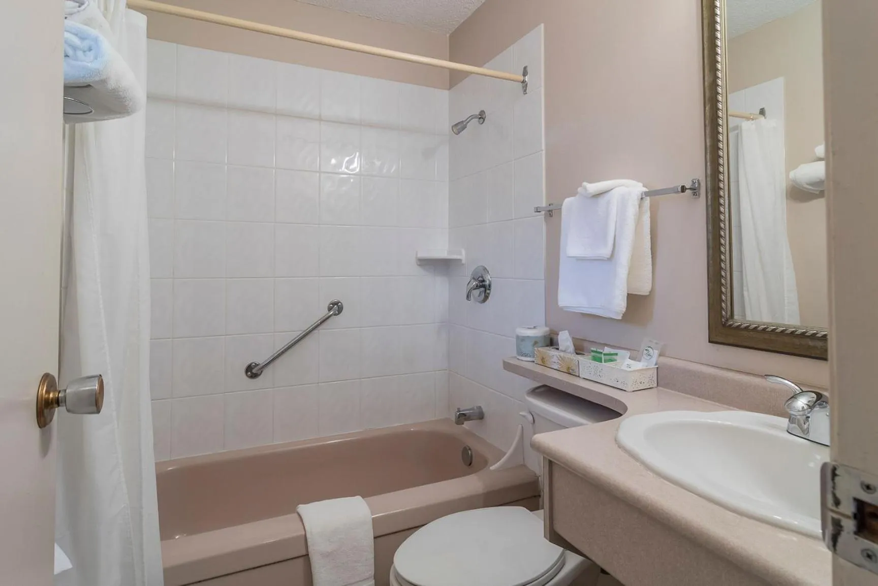 Bathroom in Port Augusta Inn