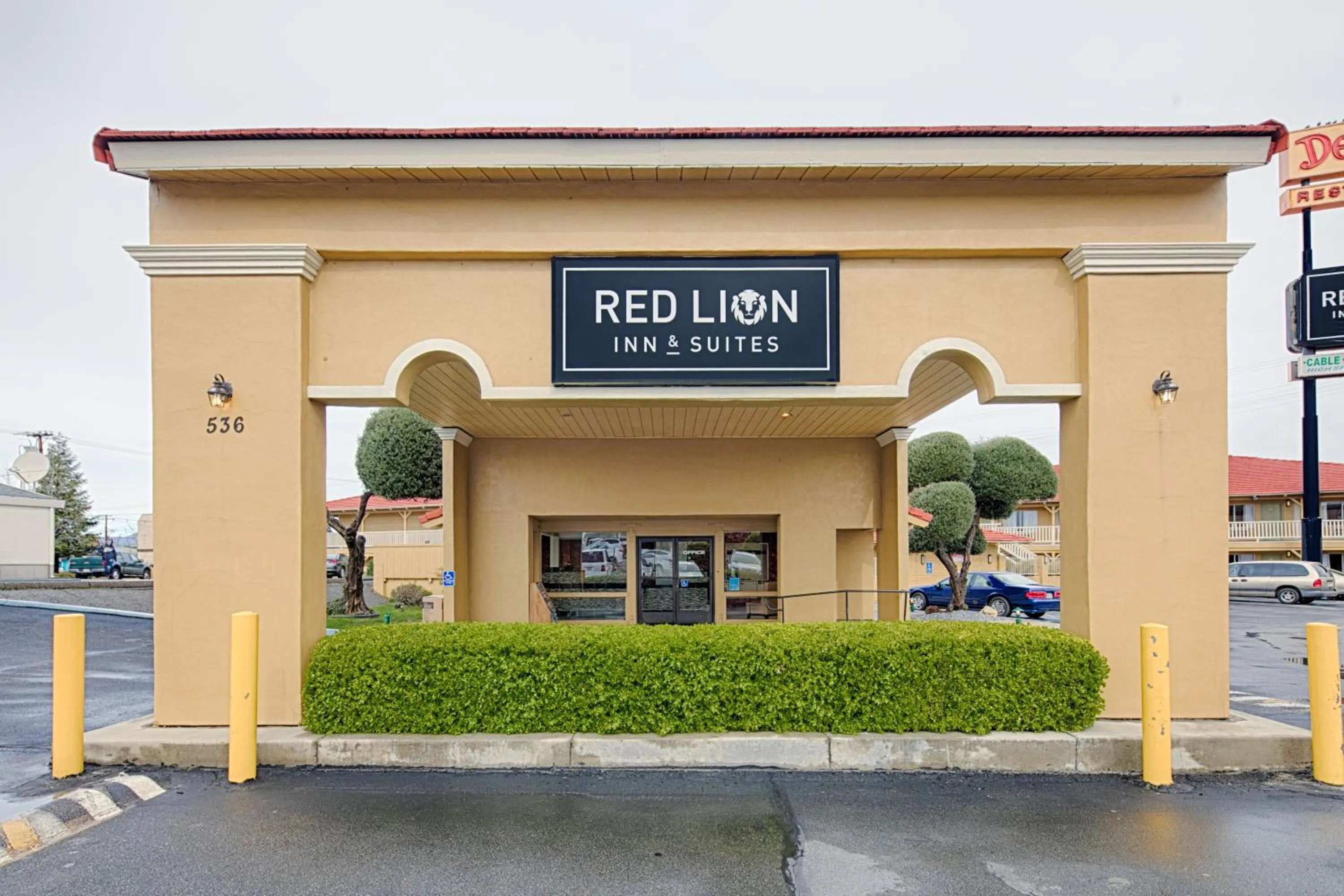 Facade/entrance in Red Lion Inn & Suites Redding