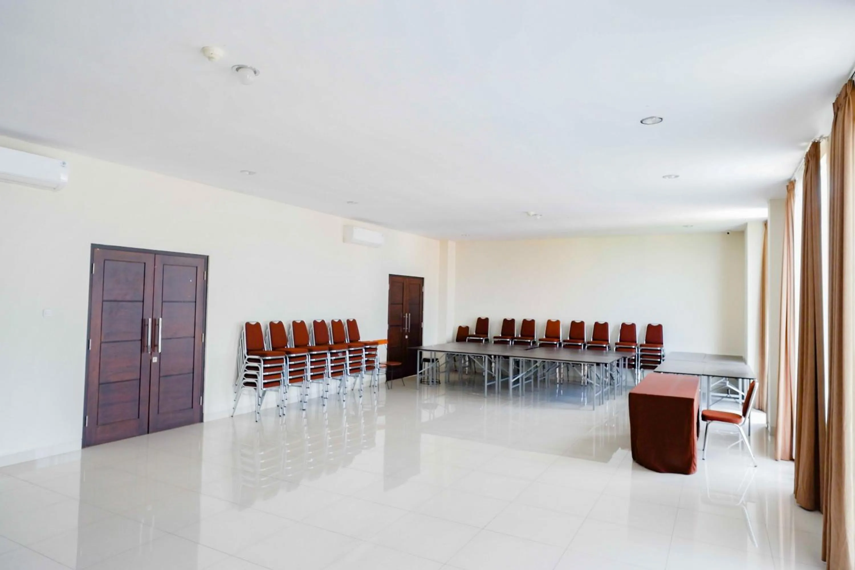 Meeting/conference room in Sans Hotel Nagari Malioboro