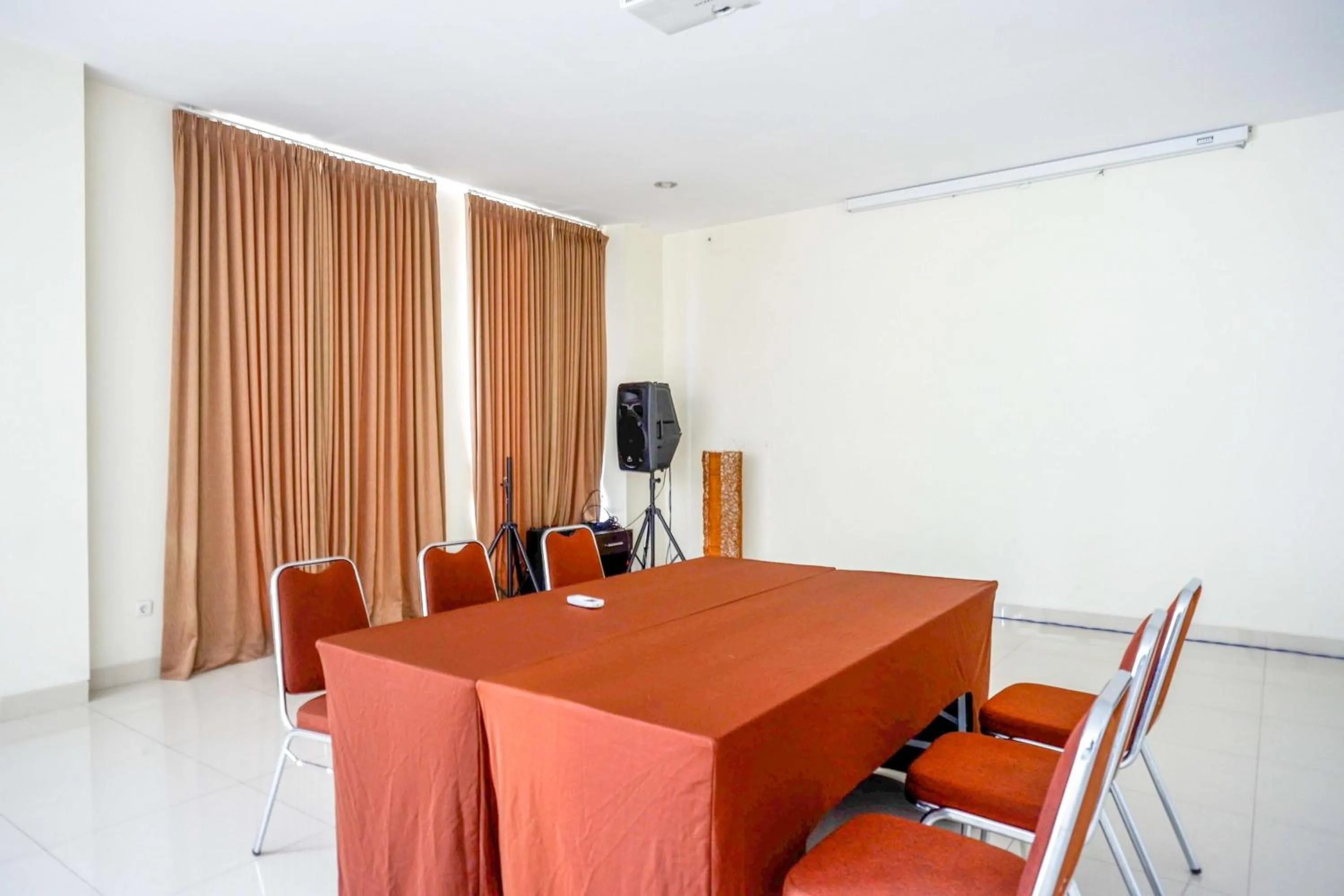 Meeting/conference room in Sans Hotel Nagari Malioboro