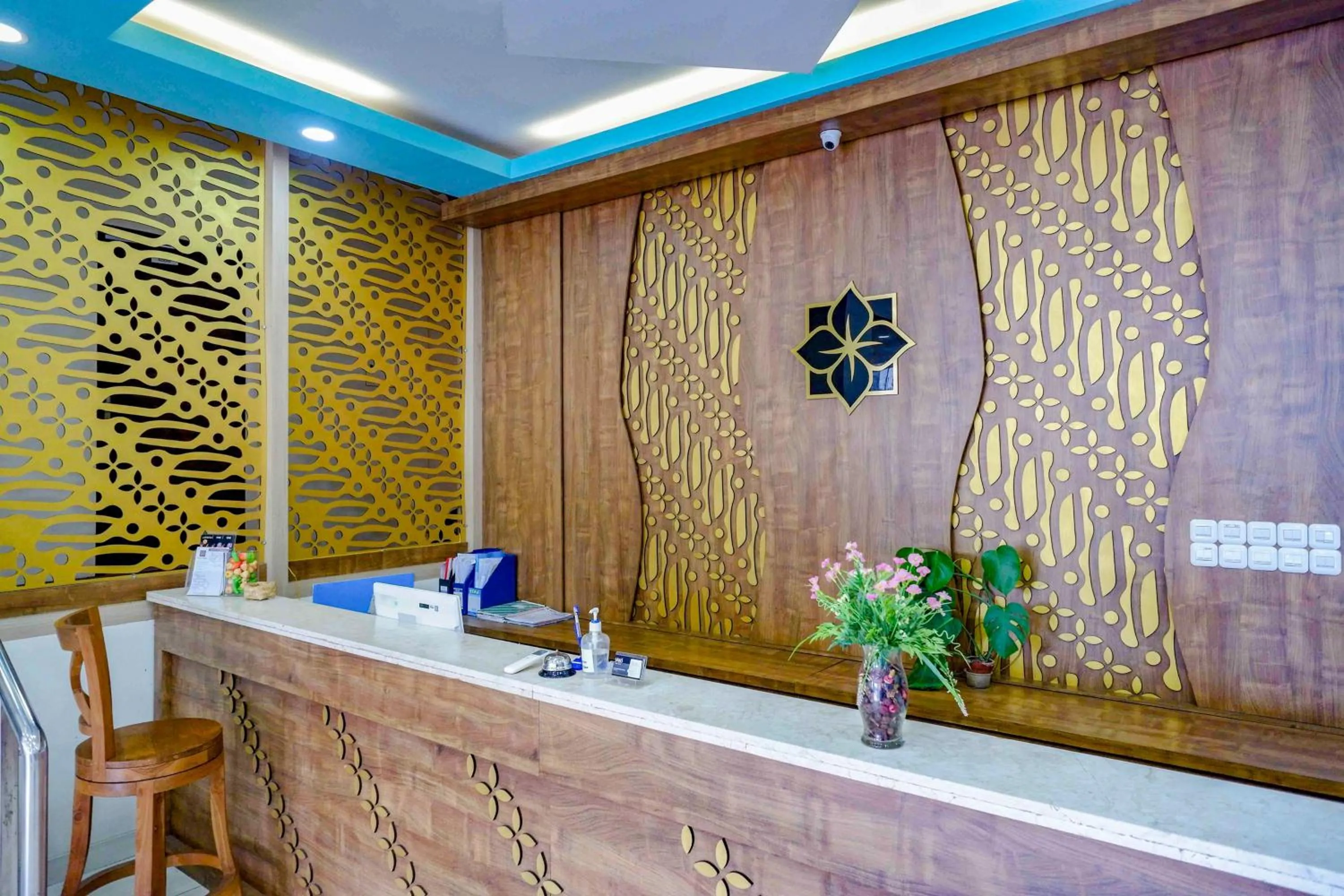 Lobby or reception in Sans Hotel Nagari Malioboro