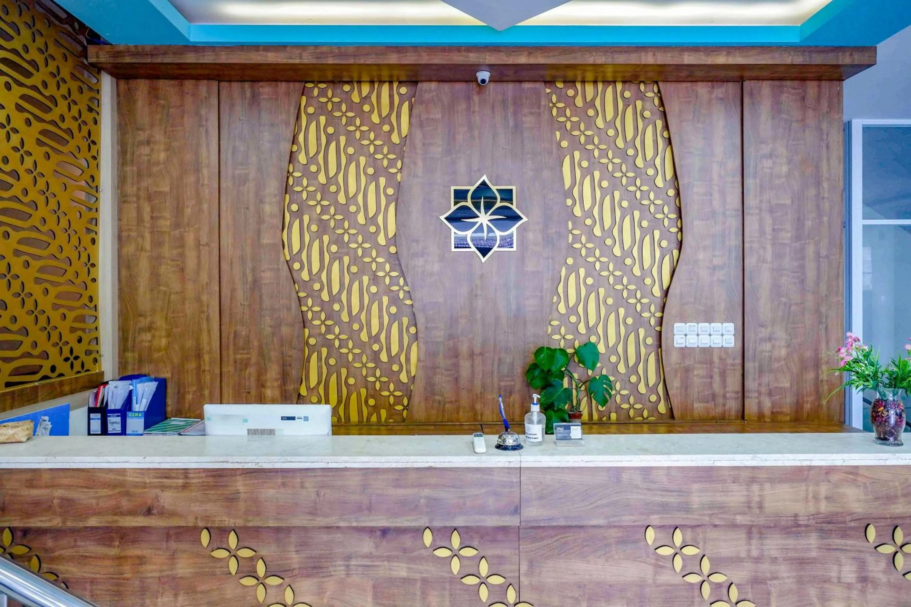 Lobby or reception in Sans Hotel Nagari Malioboro