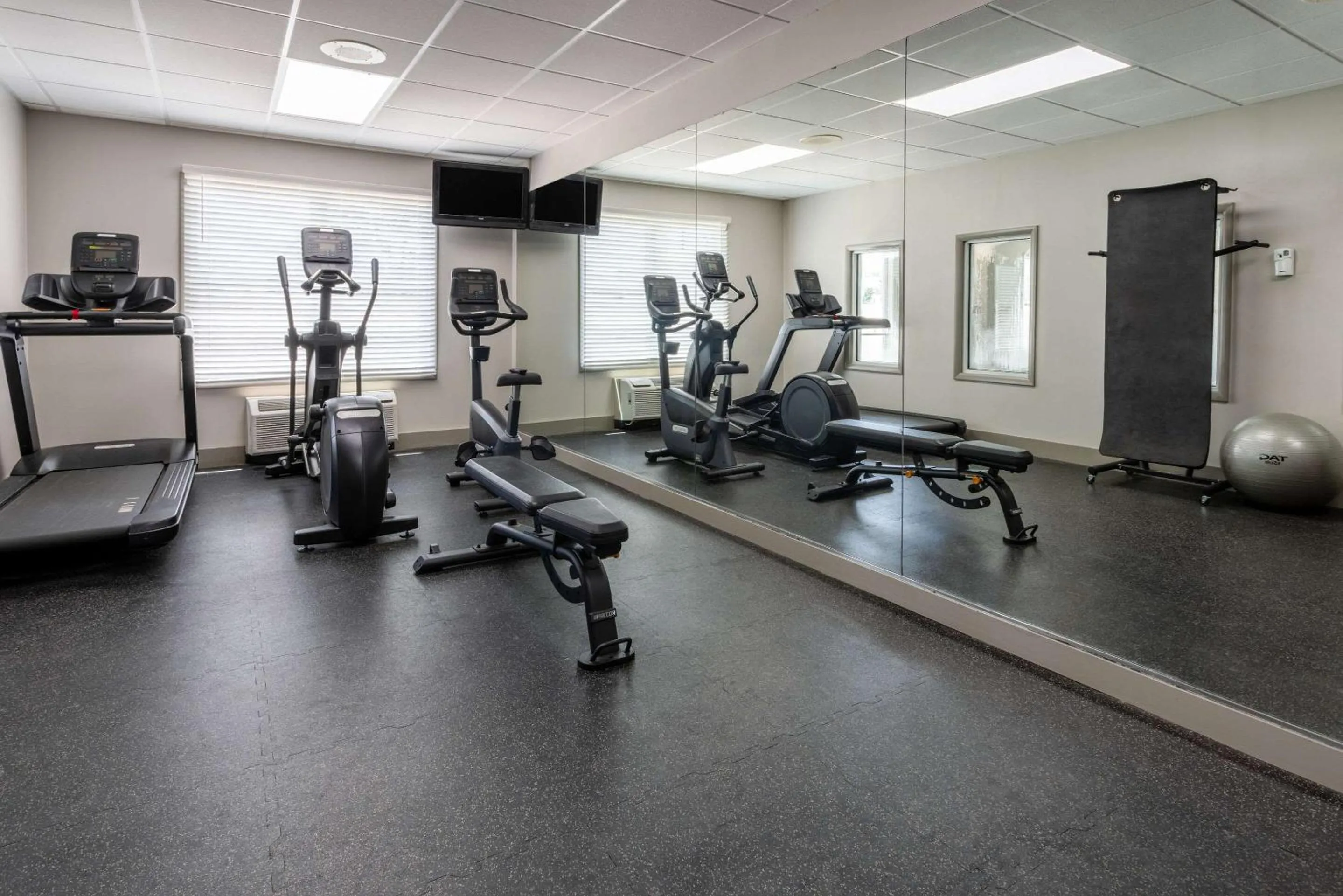 Fitness centre/facilities in Country Inn & Suites by Radisson, Valdosta, GA