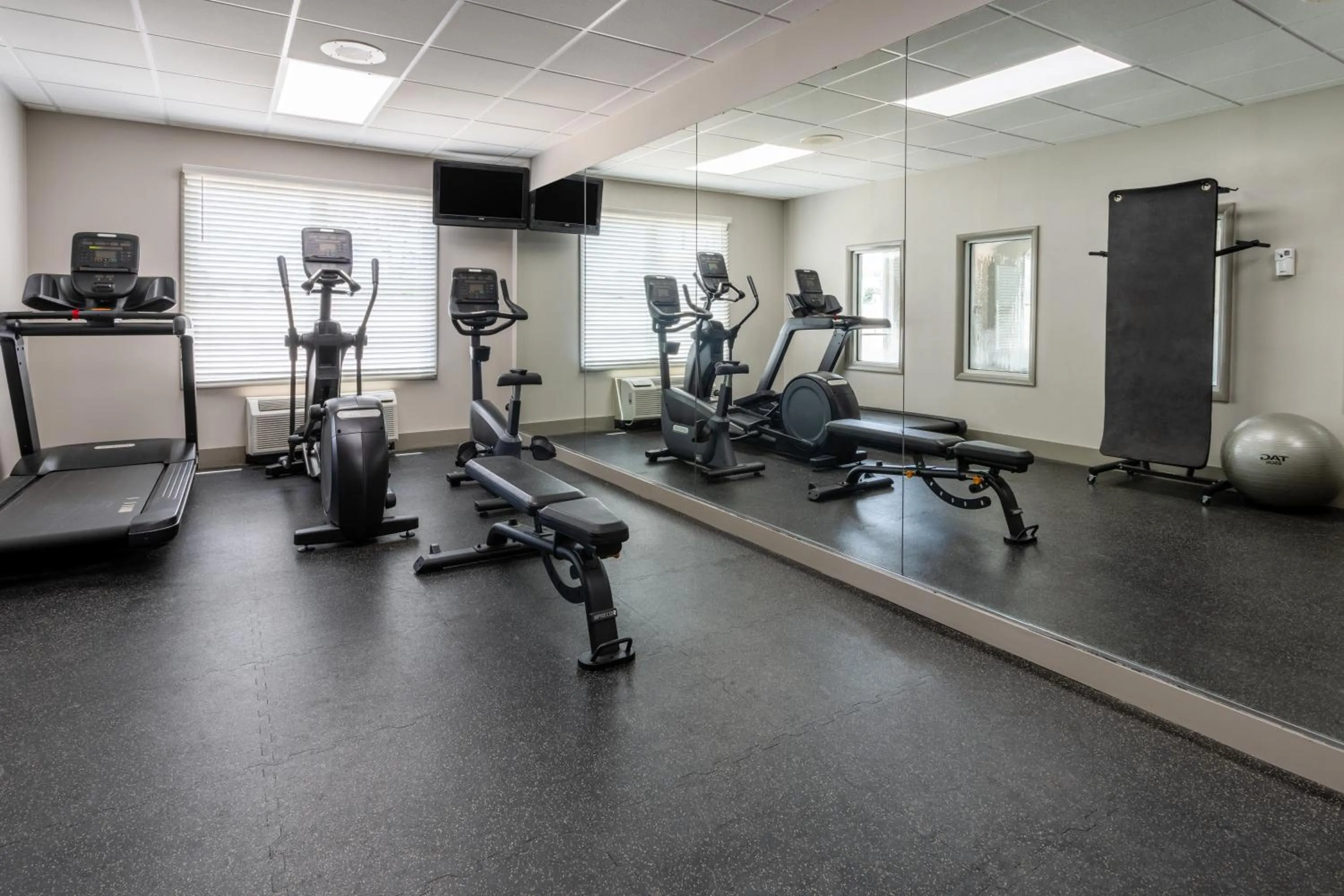 Fitness centre/facilities in Country Inn & Suites by Radisson, Valdosta, GA