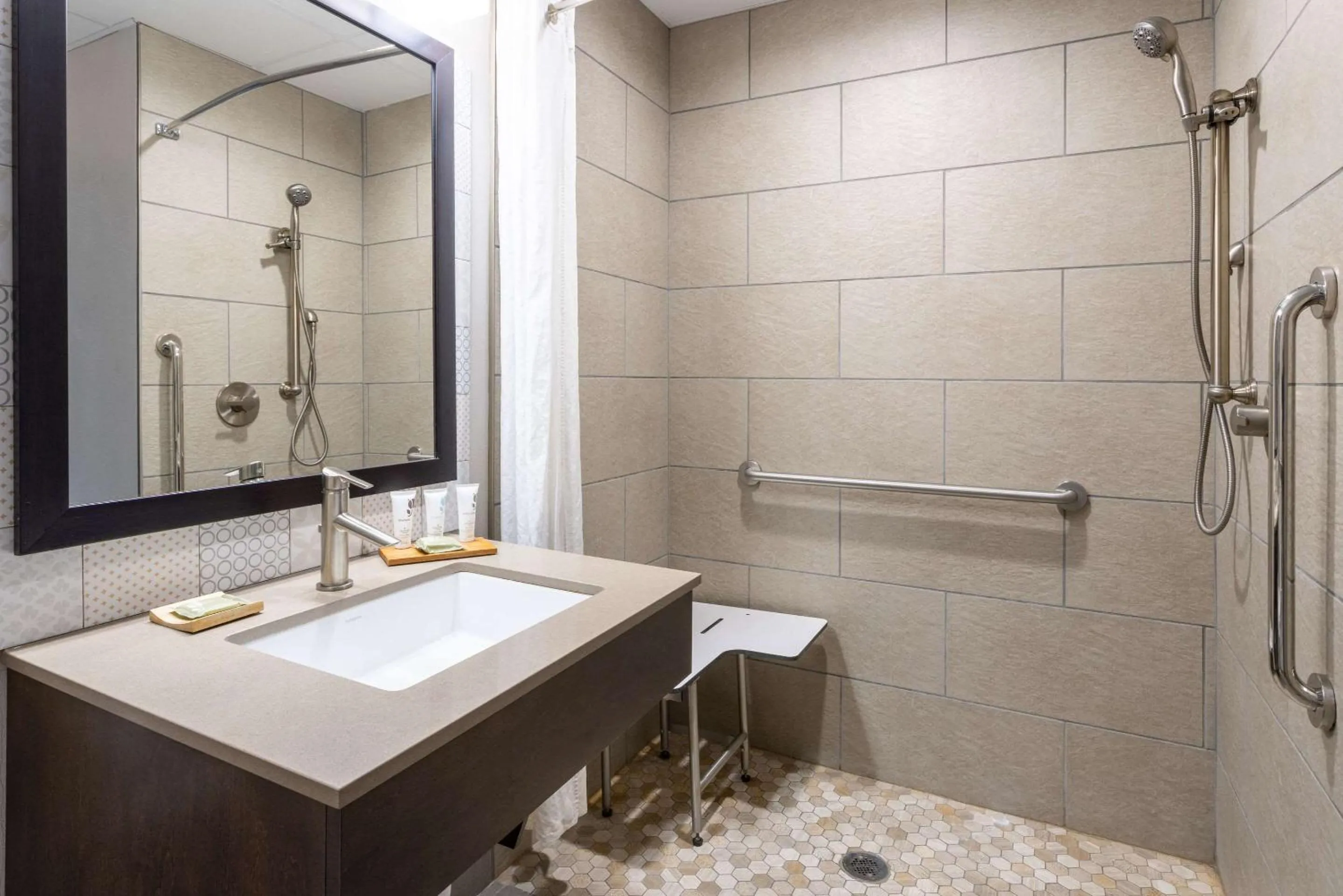 Bedroom in Country Inn & Suites by Radisson, Valdosta, GA