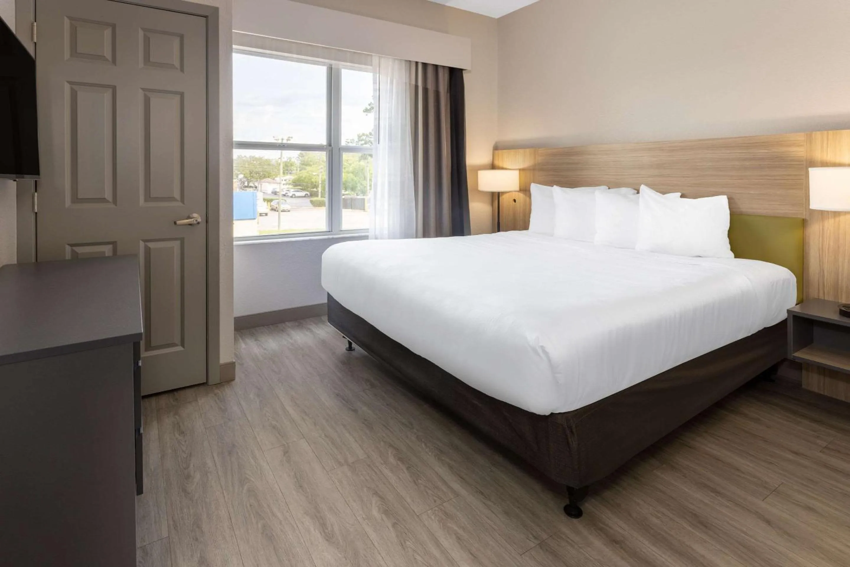 Bedroom, Bed in Country Inn & Suites by Radisson, Valdosta, GA