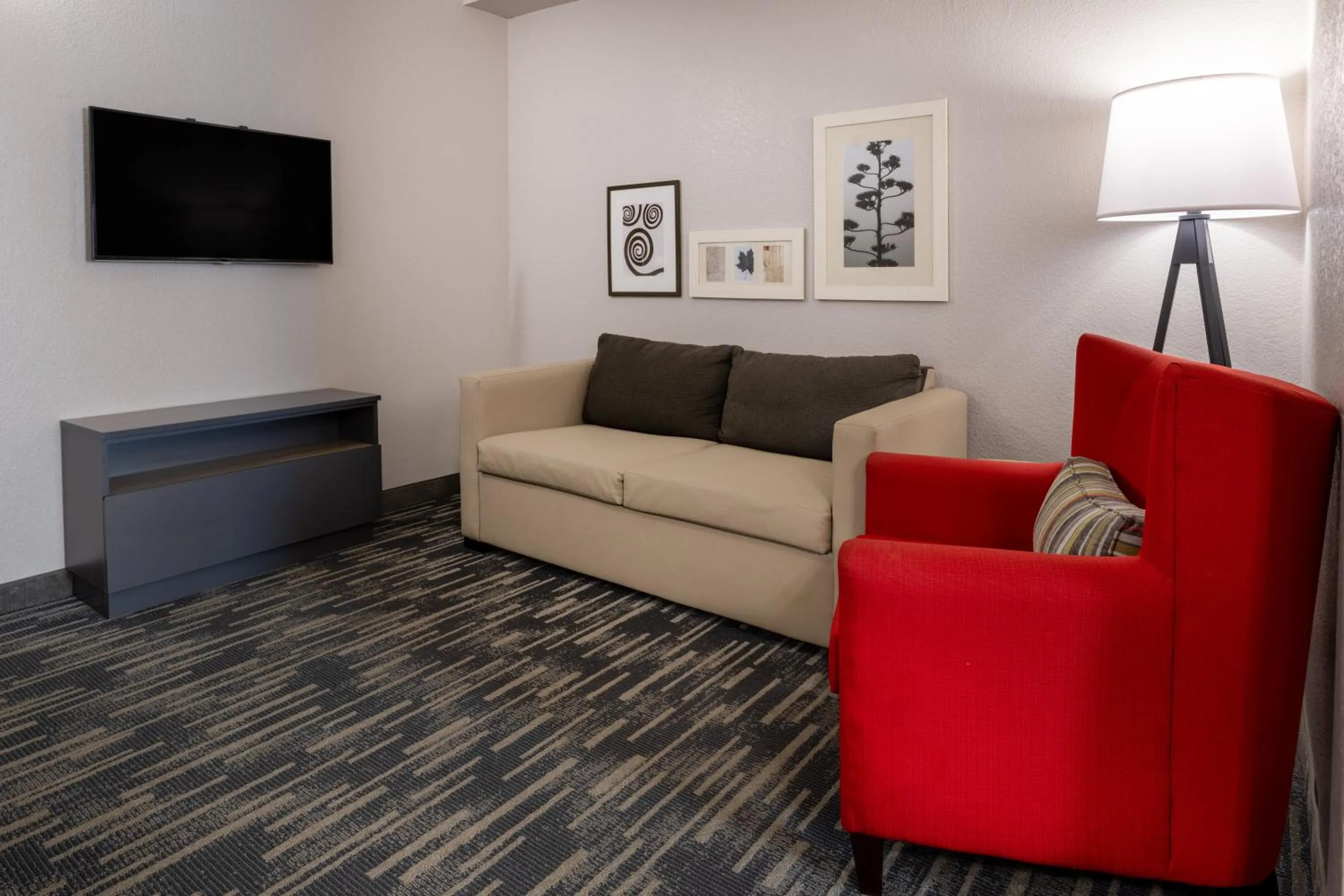 Living room in Country Inn & Suites by Radisson, Valdosta, GA