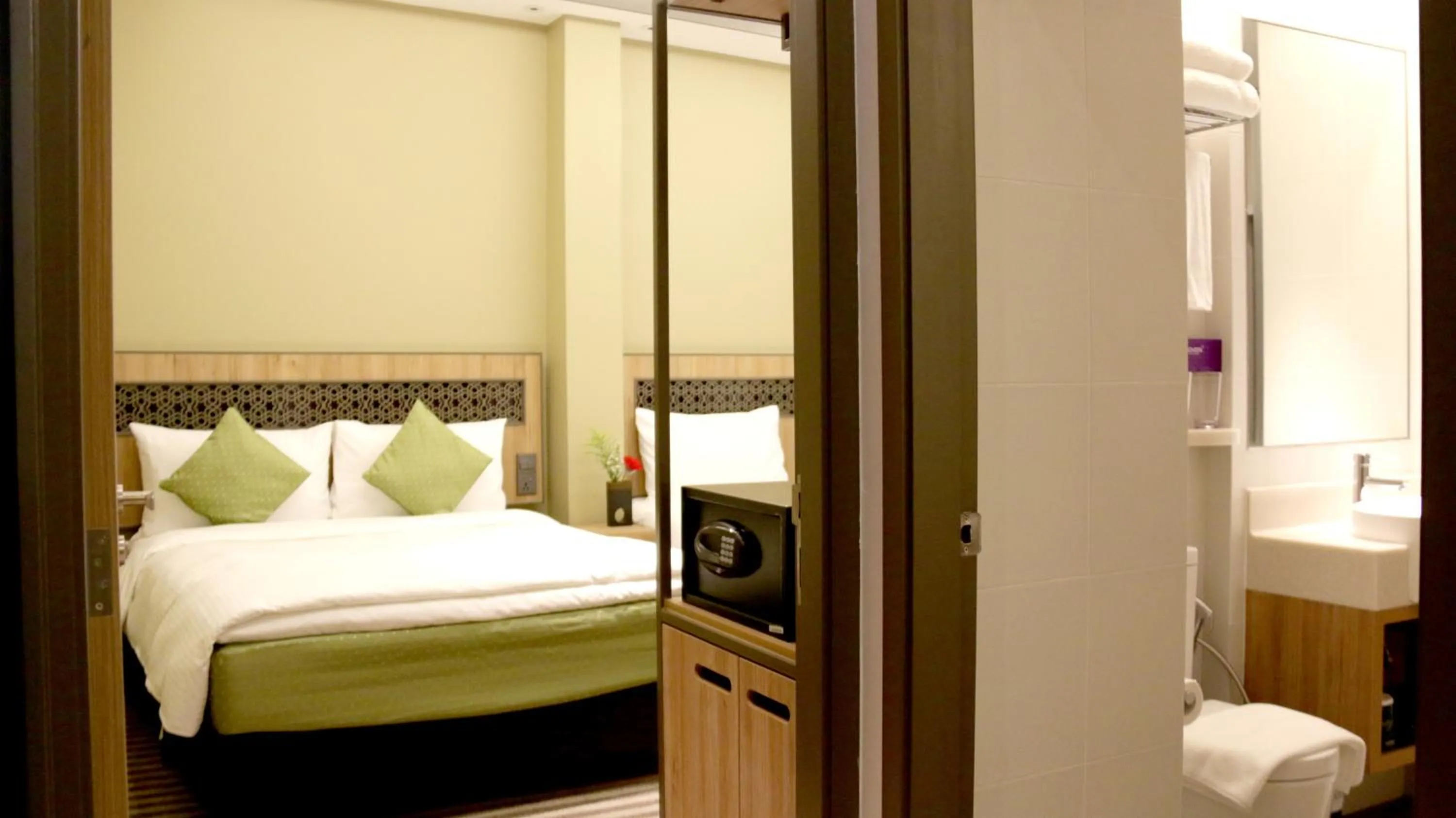 Bedroom in Aqueen Heritage Hotel Little India