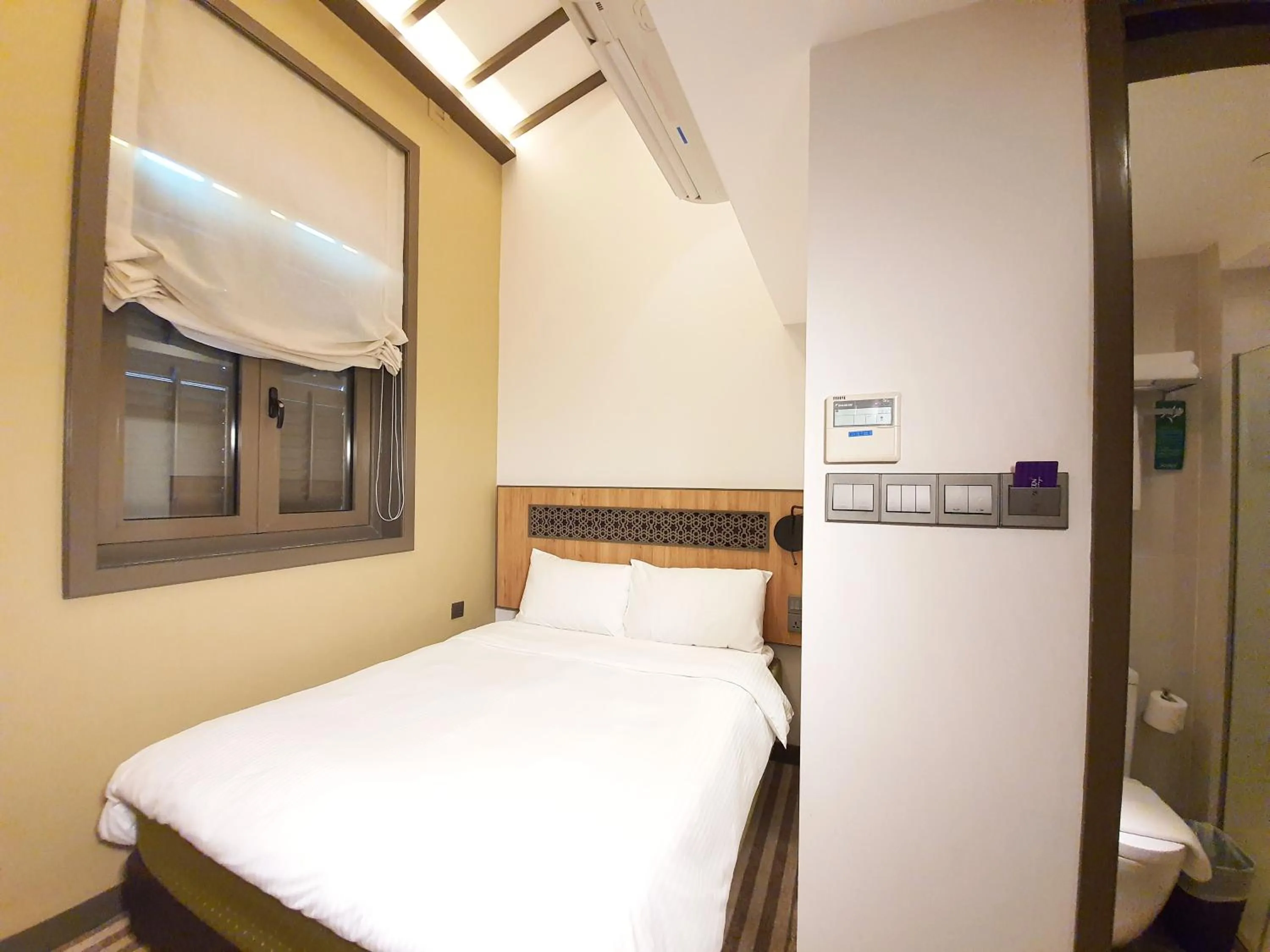 Photo of the whole room in Aqueen Heritage Hotel Little India