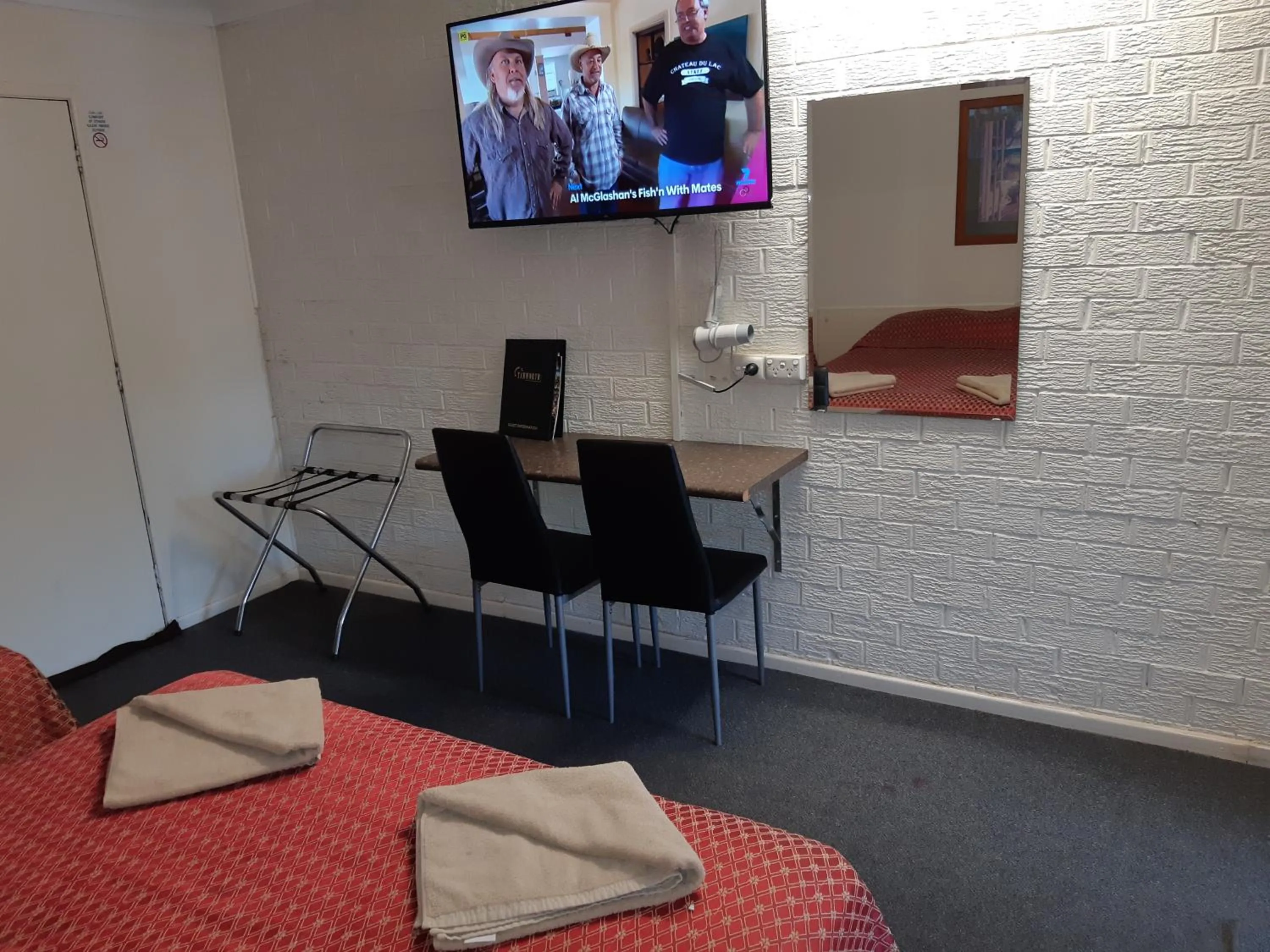 Bed in Colonial Inn Motel