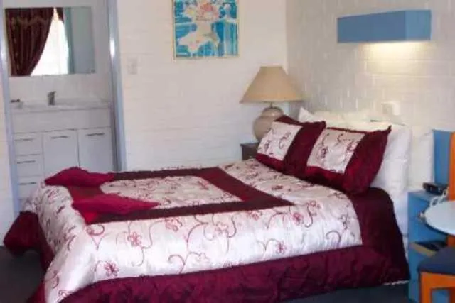 Bed in Colonial Inn Motel