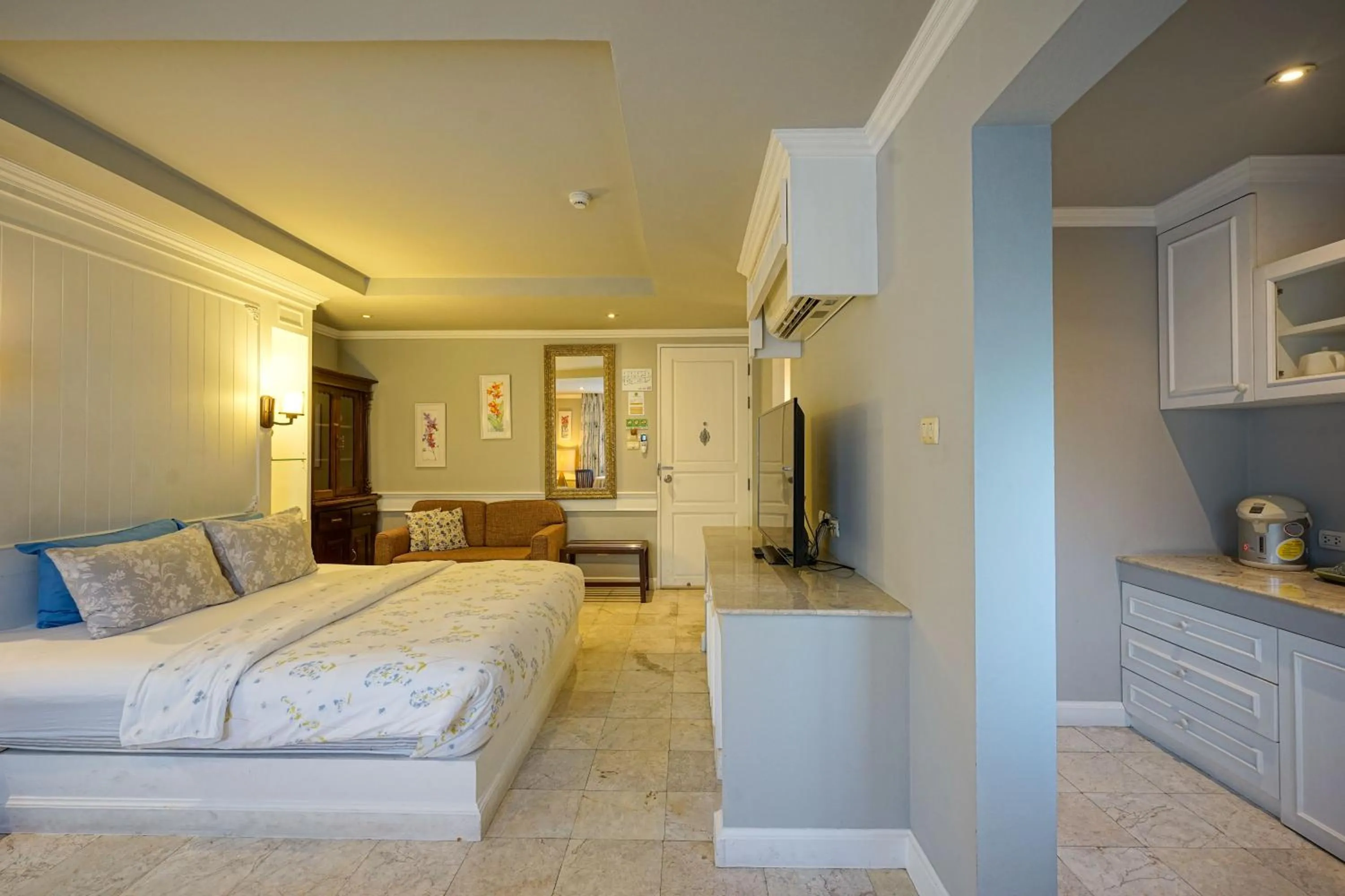 Kitchen or kitchenette, Bed in At Pingnakorn Nimman Hotel