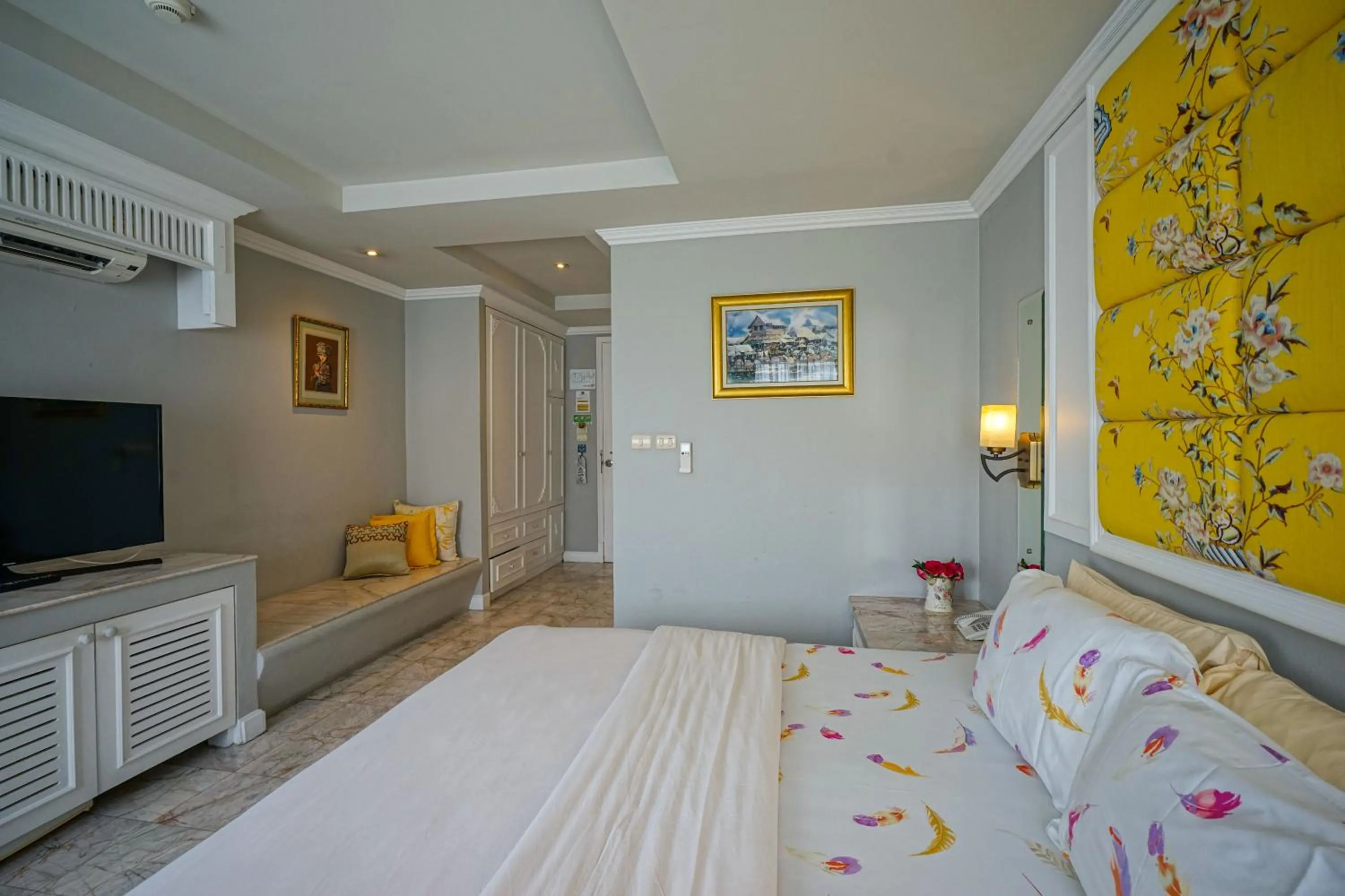 TV and multimedia, Bed in At Pingnakorn Nimman Hotel