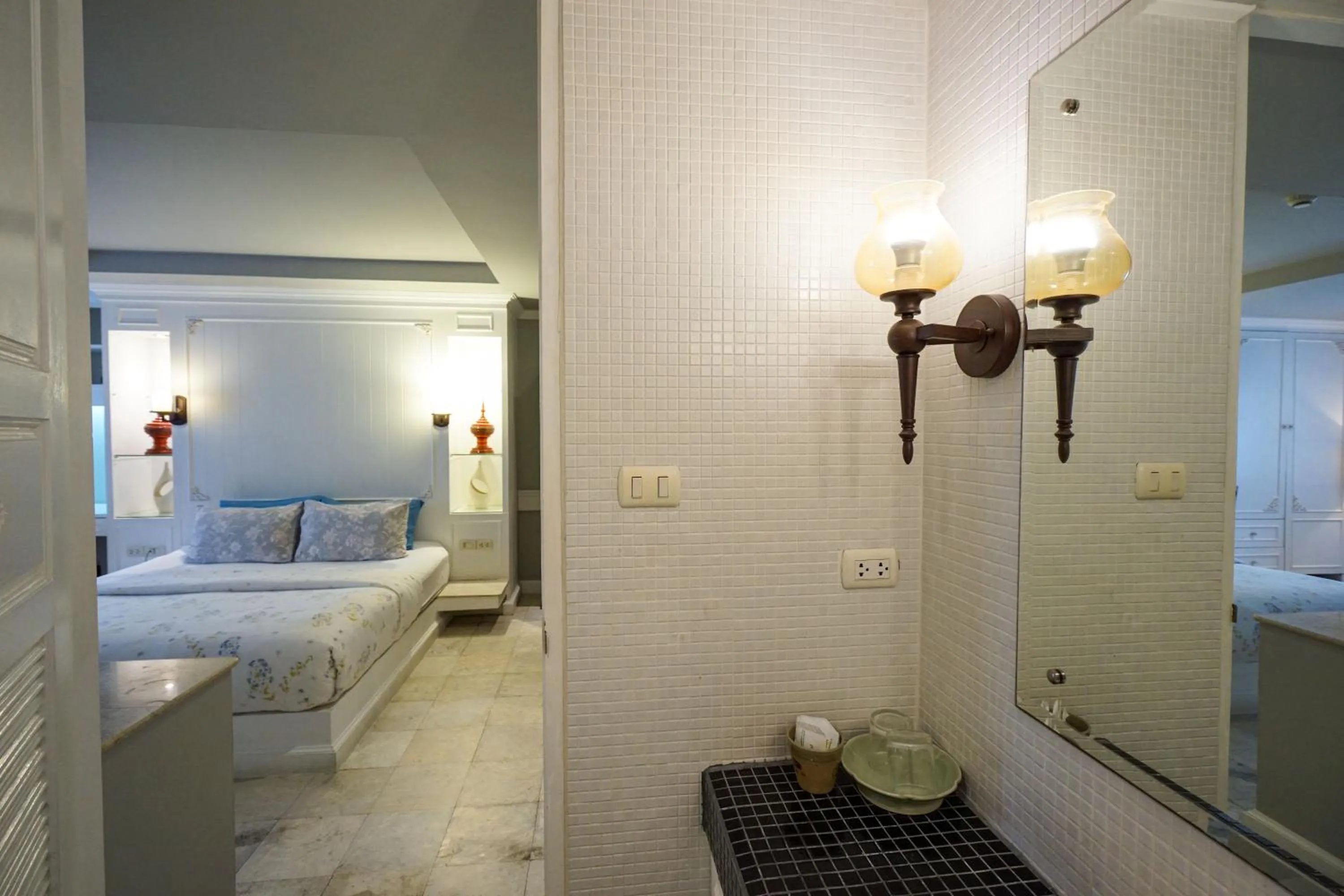 Bathroom, Bed in At Pingnakorn Nimman Hotel