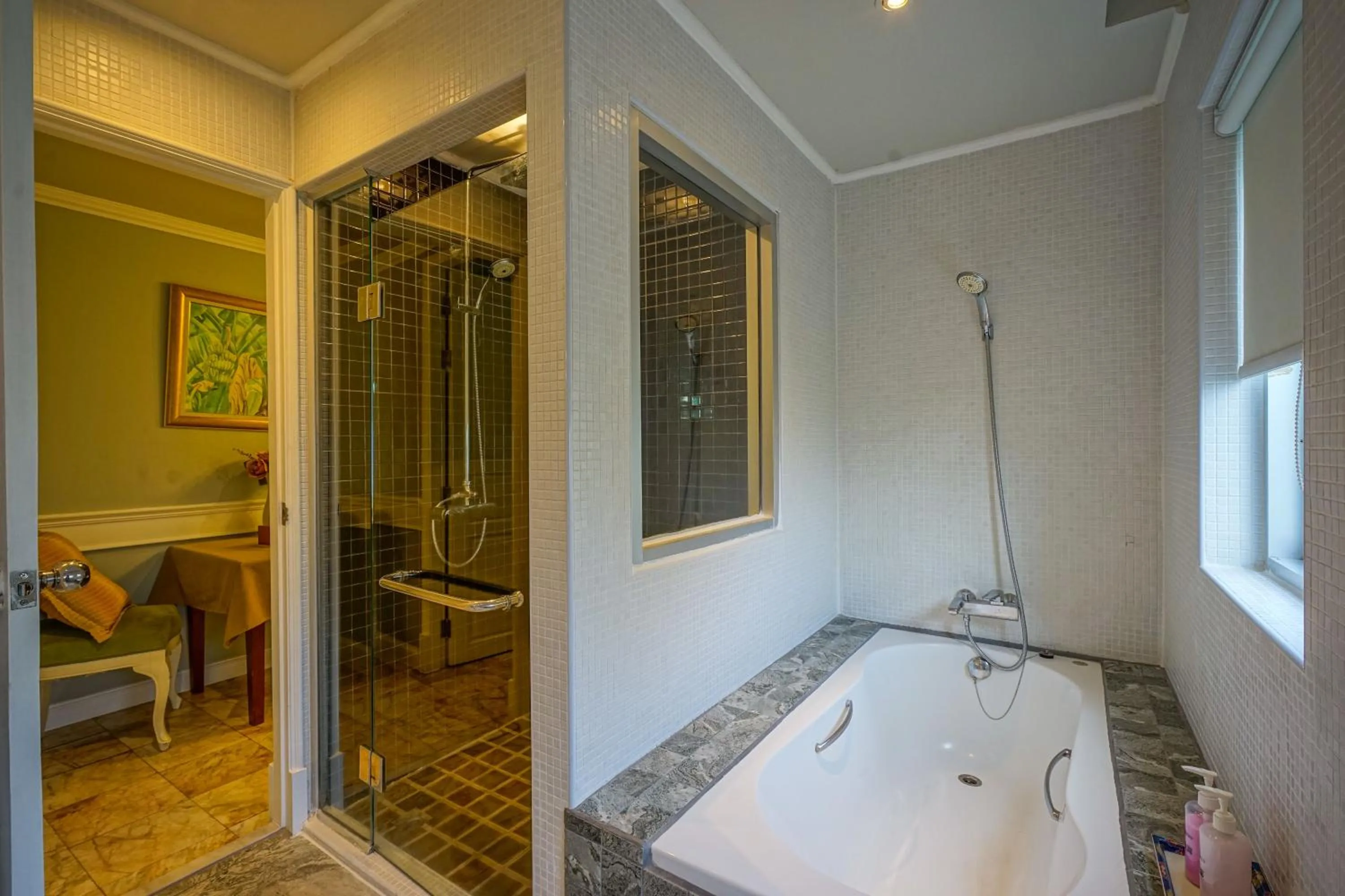 Shower in At Pingnakorn Nimman Hotel