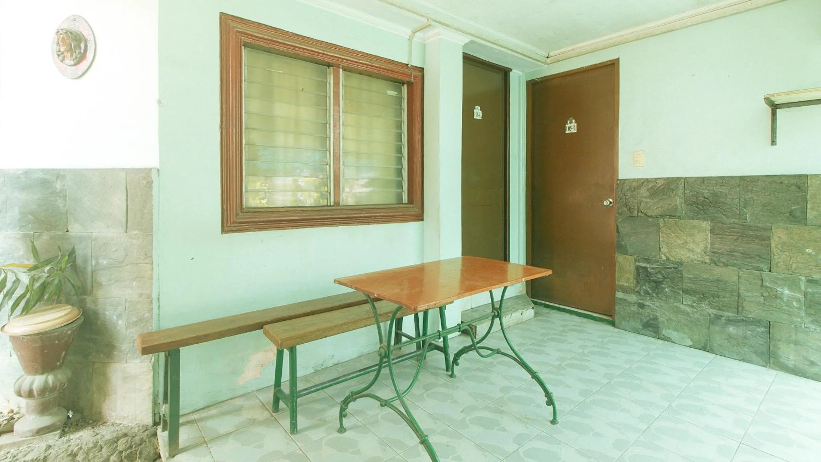 Area and facilities in RedDoorz at Maanyag Pension House Mandaue