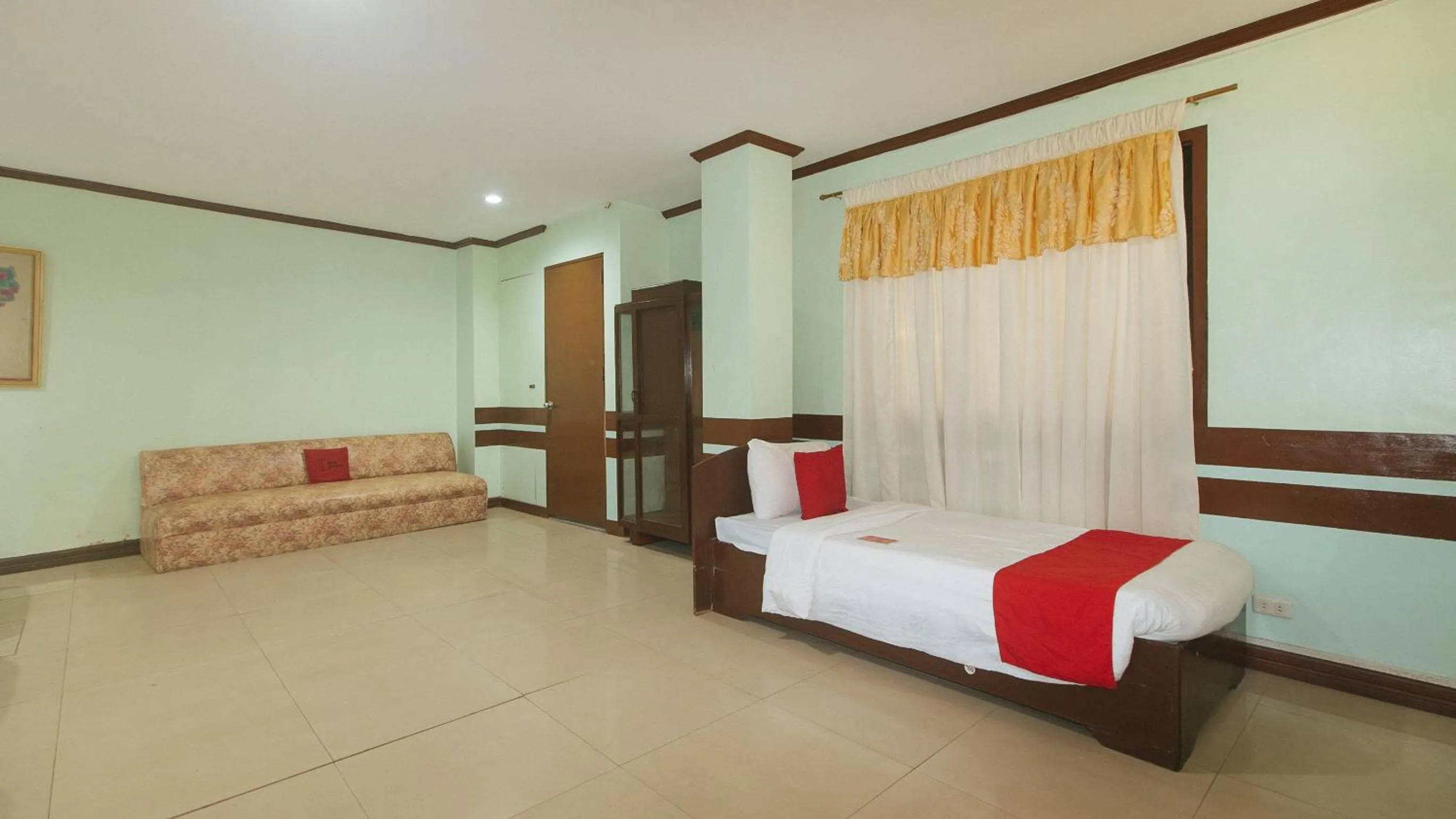 Bed in RedDoorz at Maanyag Pension House Mandaue