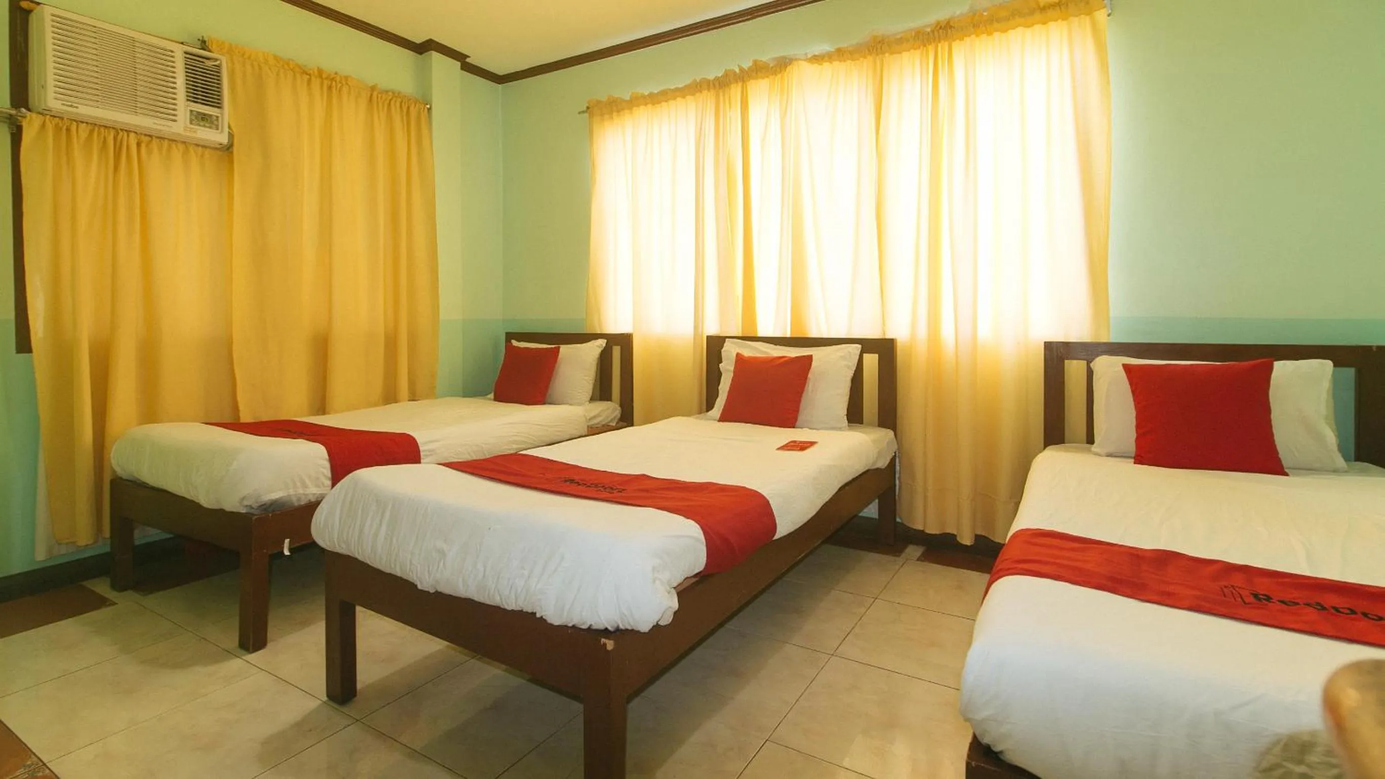 Bed in RedDoorz at Maanyag Pension House Mandaue