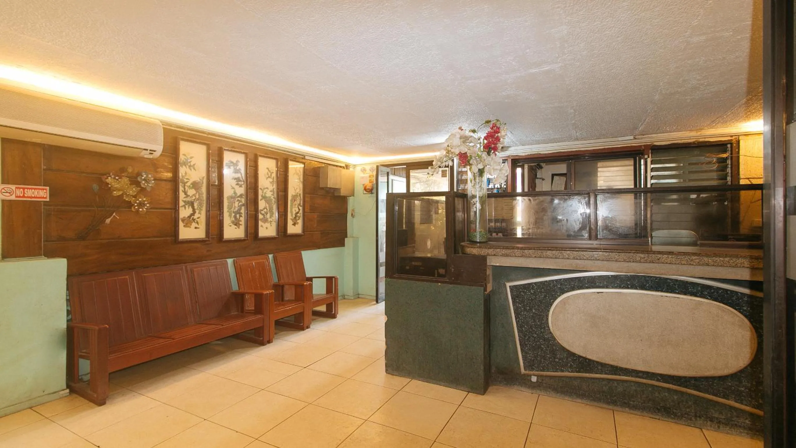 Lobby or reception in RedDoorz at Maanyag Pension House Mandaue