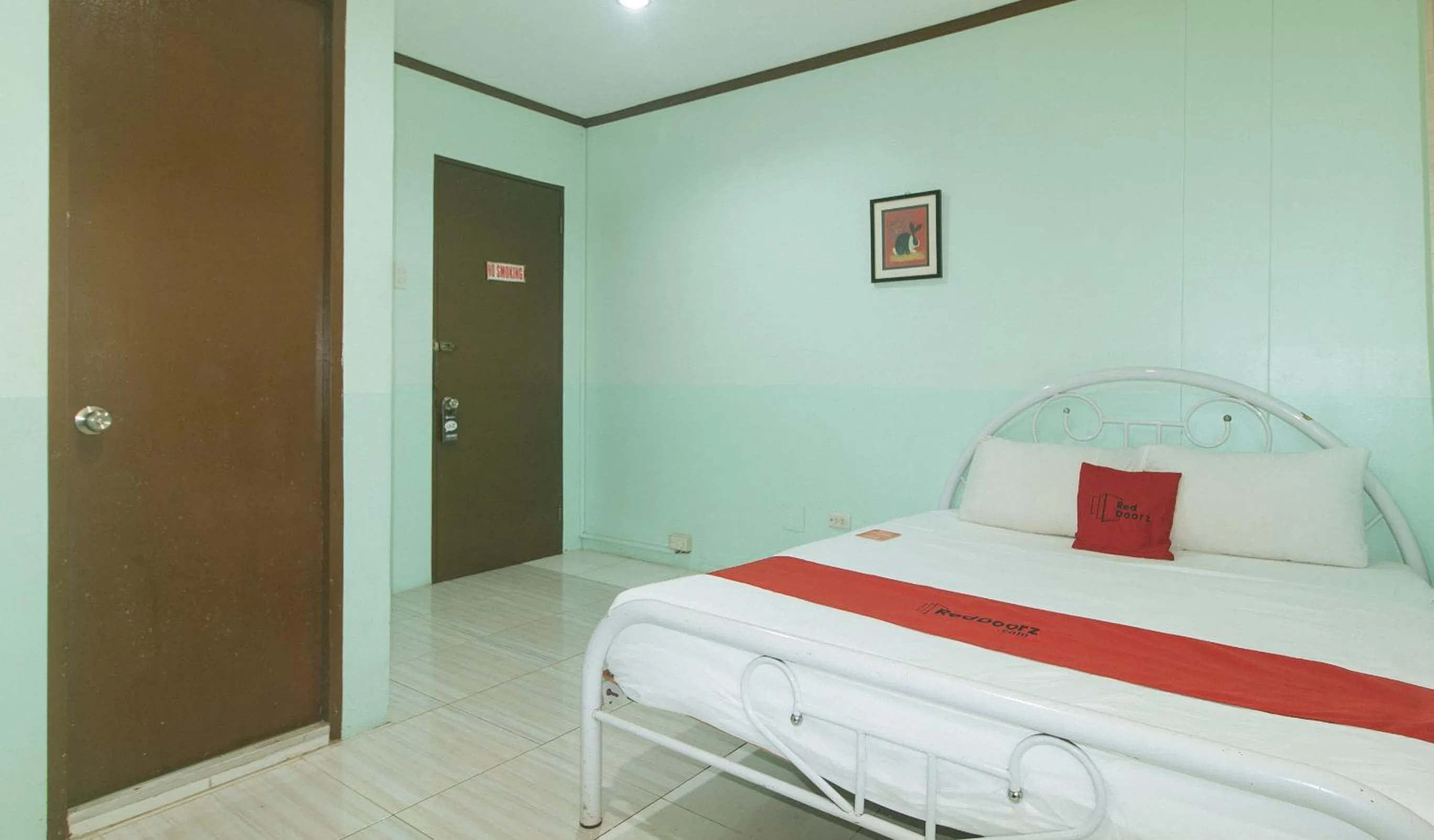 Bed in RedDoorz at Maanyag Pension House Mandaue