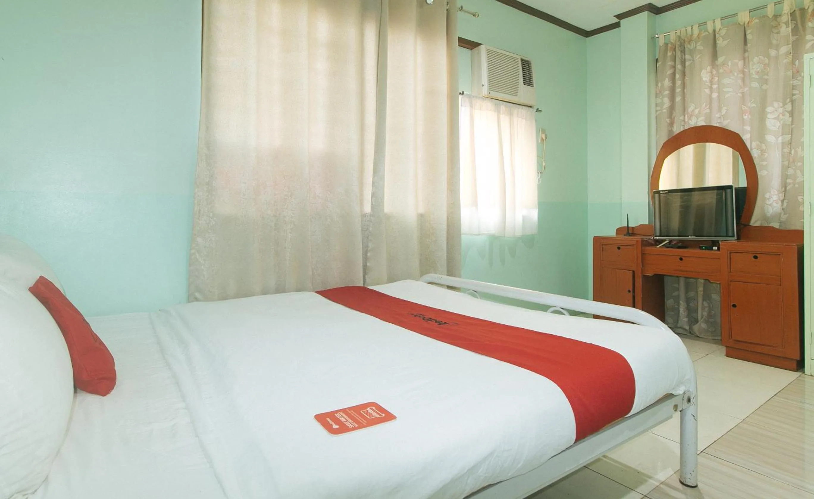 Bed in RedDoorz at Maanyag Pension House Mandaue