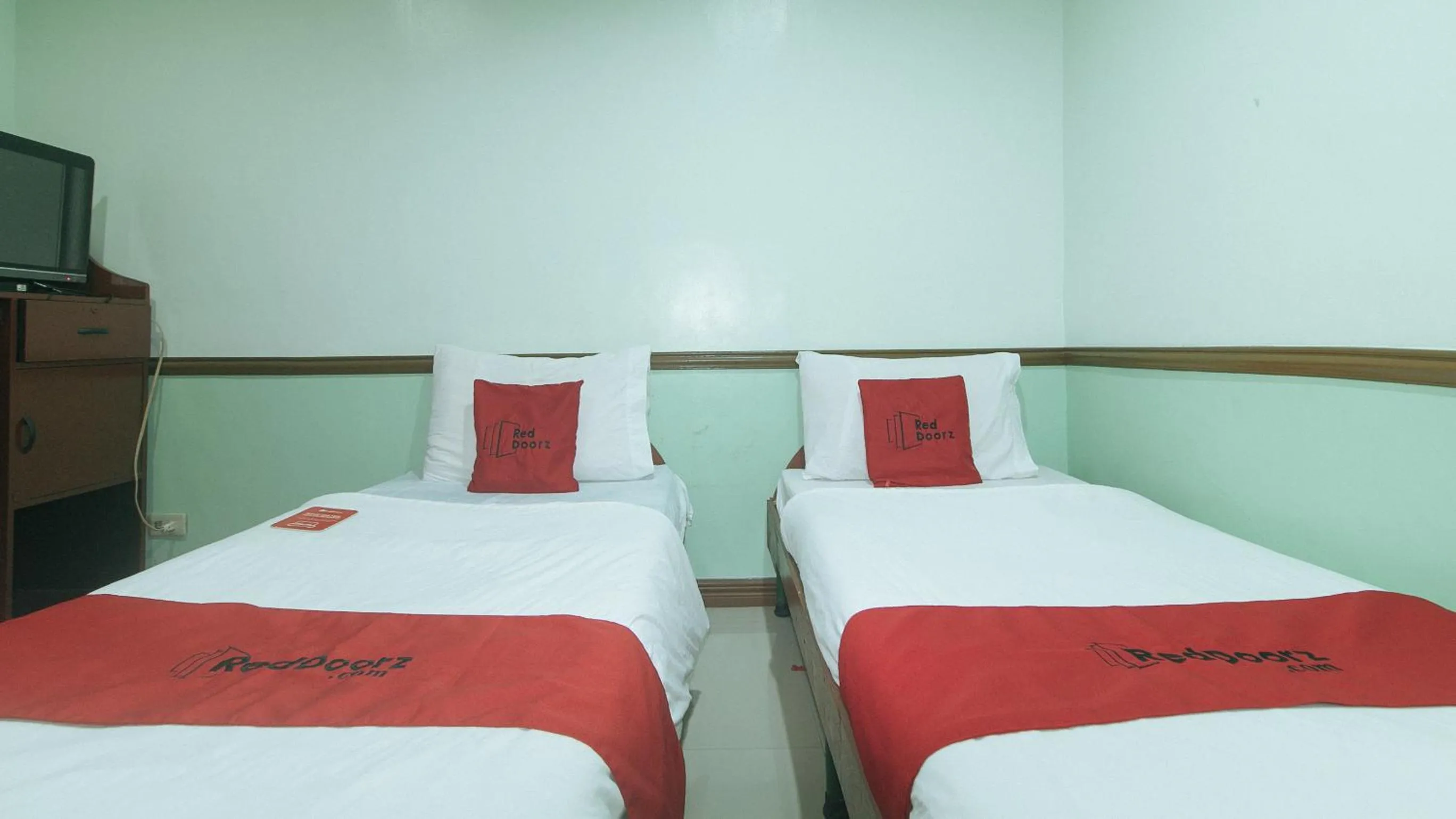 Bed in RedDoorz at Maanyag Pension House Mandaue