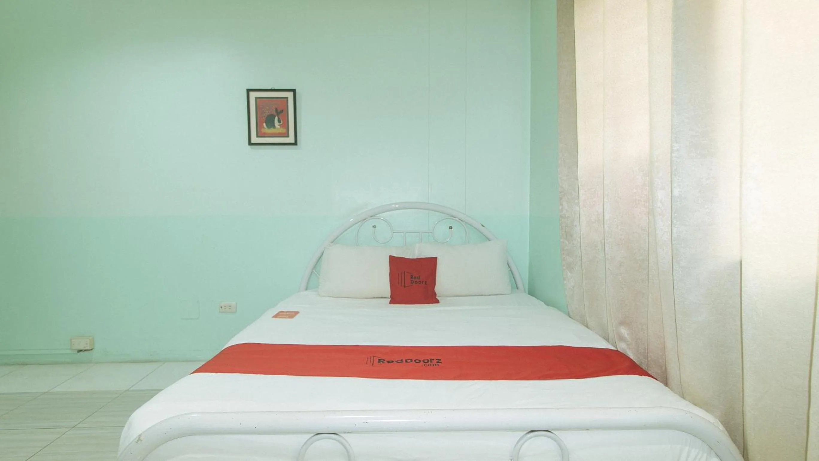 Bed in RedDoorz at Maanyag Pension House Mandaue