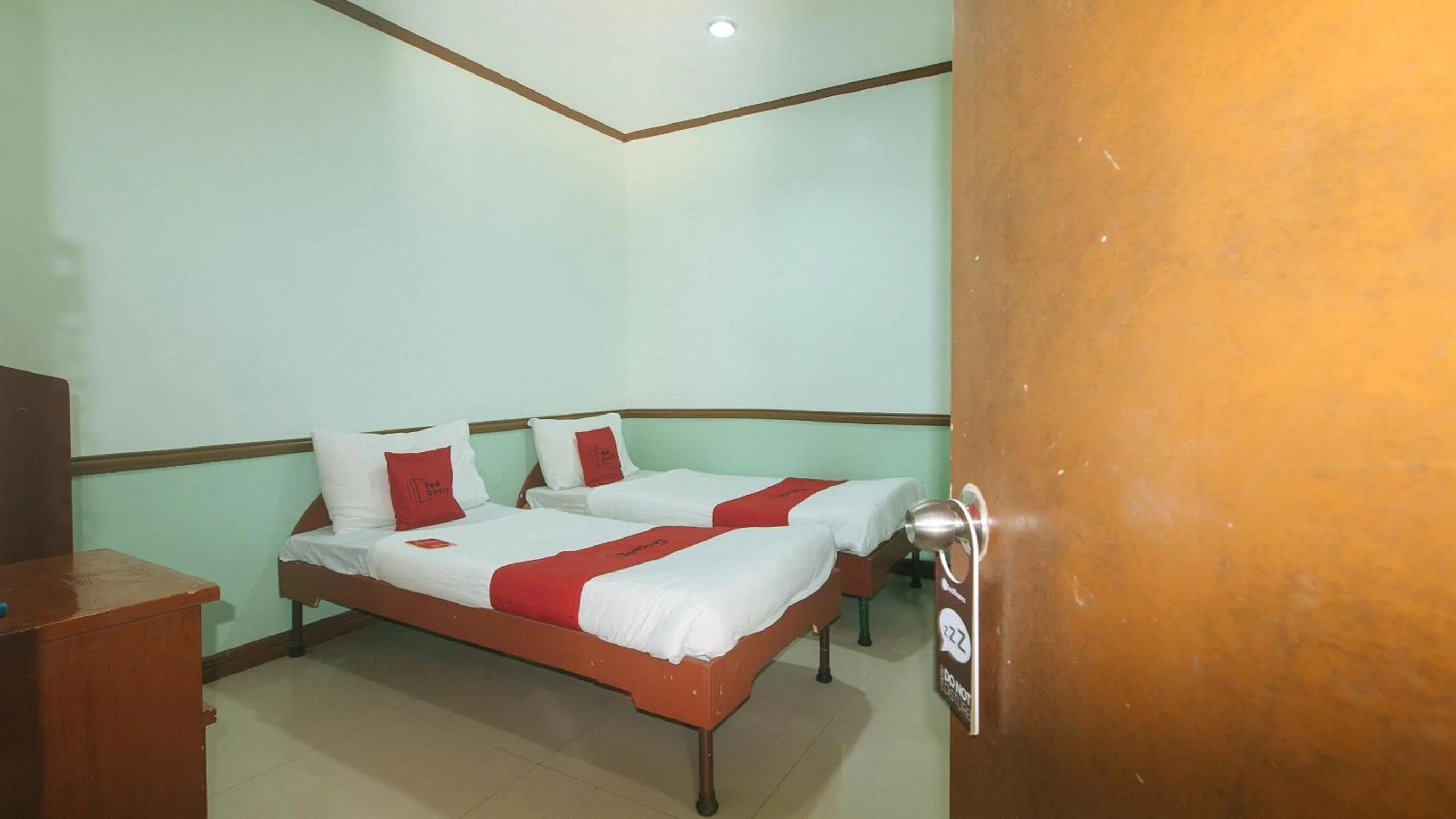 Bed in RedDoorz at Maanyag Pension House Mandaue