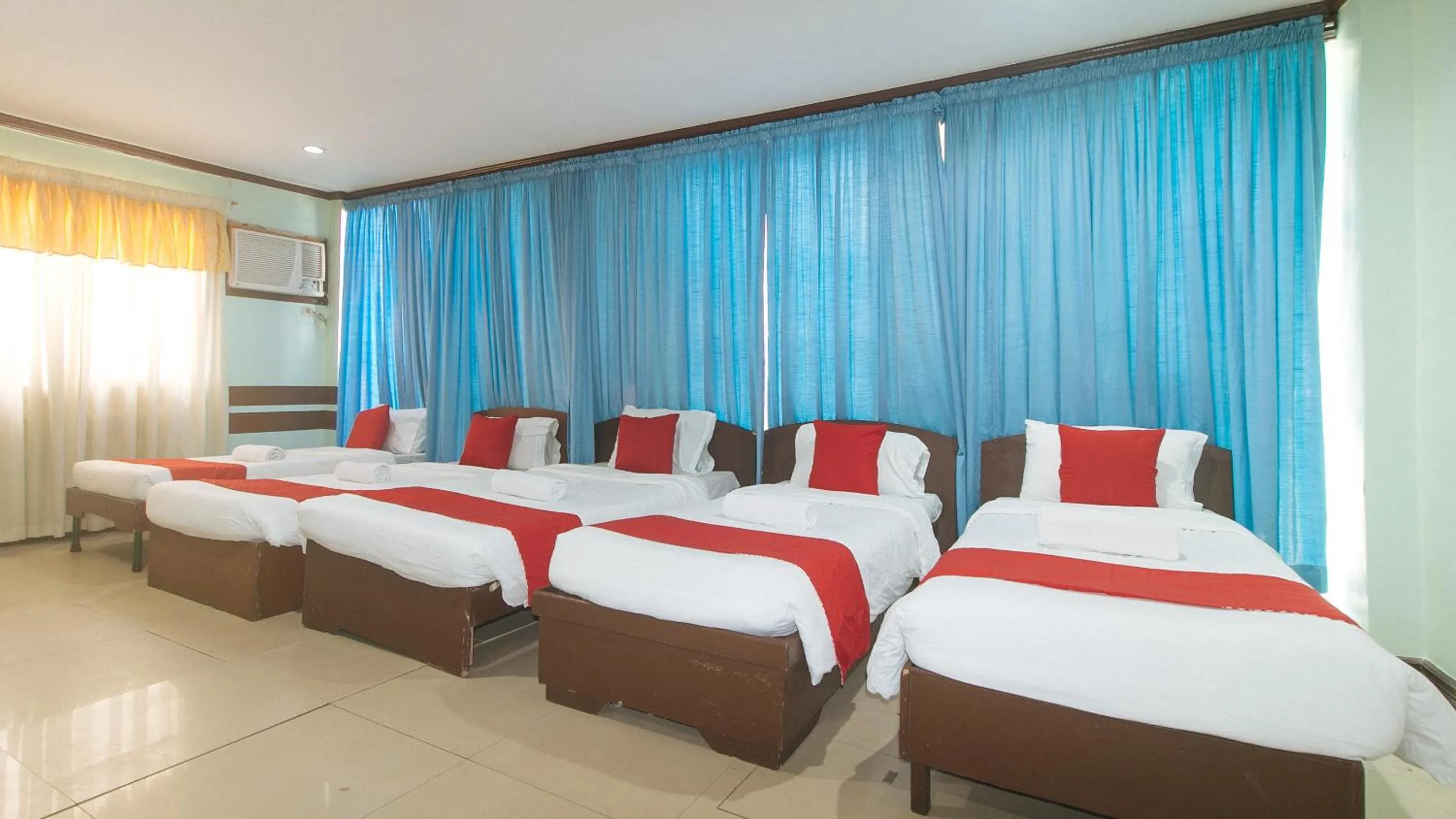 Bed in RedDoorz at Maanyag Pension House Mandaue