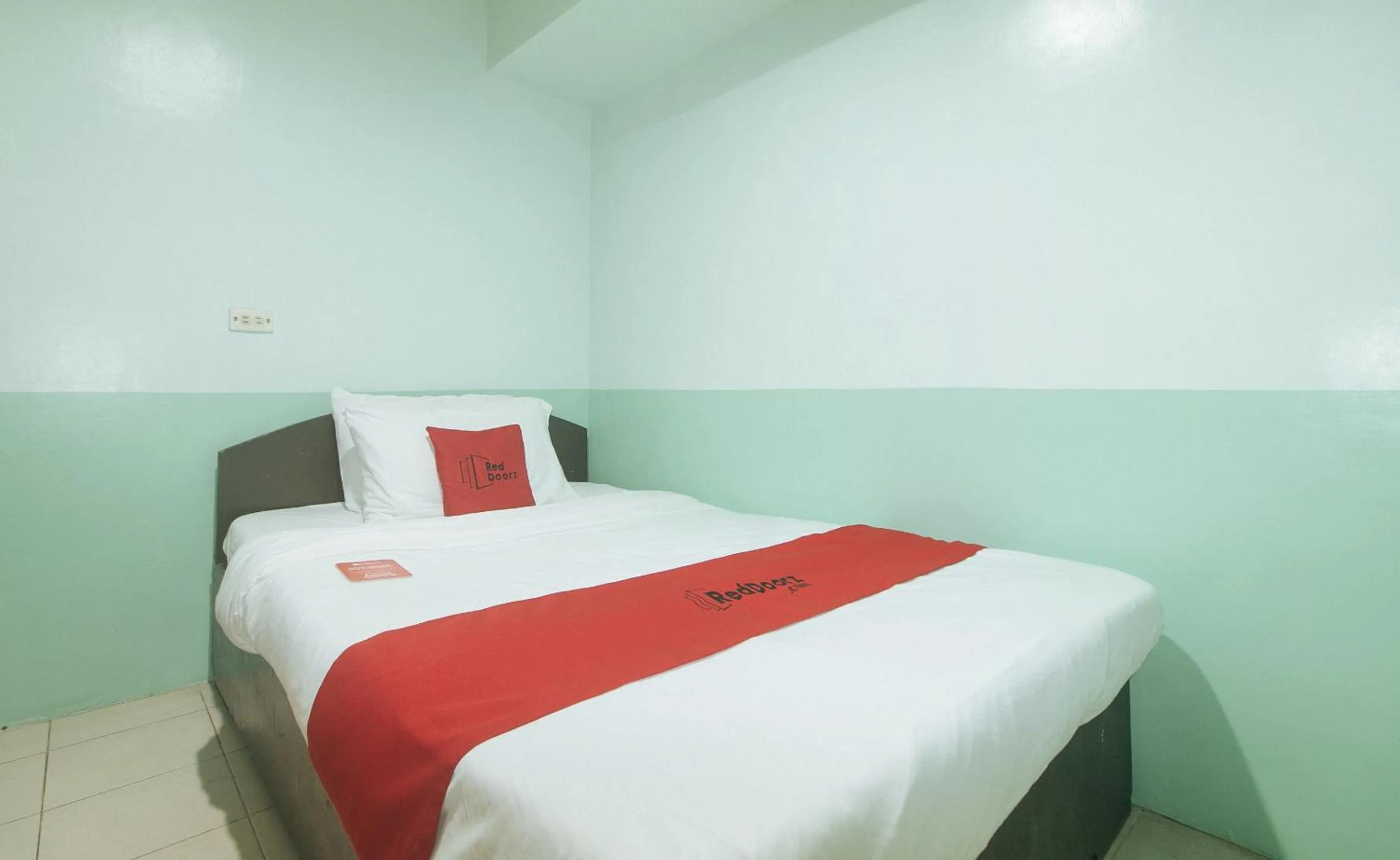 Bed in RedDoorz at Maanyag Pension House Mandaue