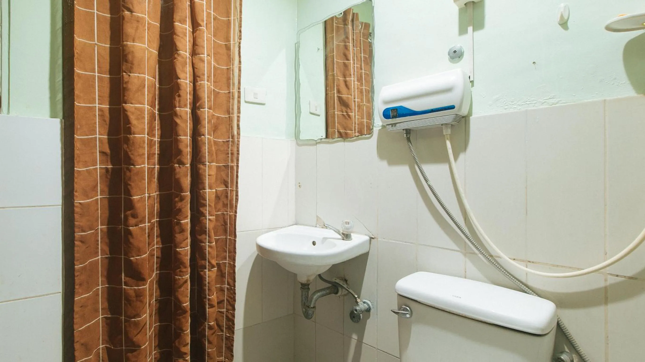 Shower in RedDoorz at Maanyag Pension House Mandaue