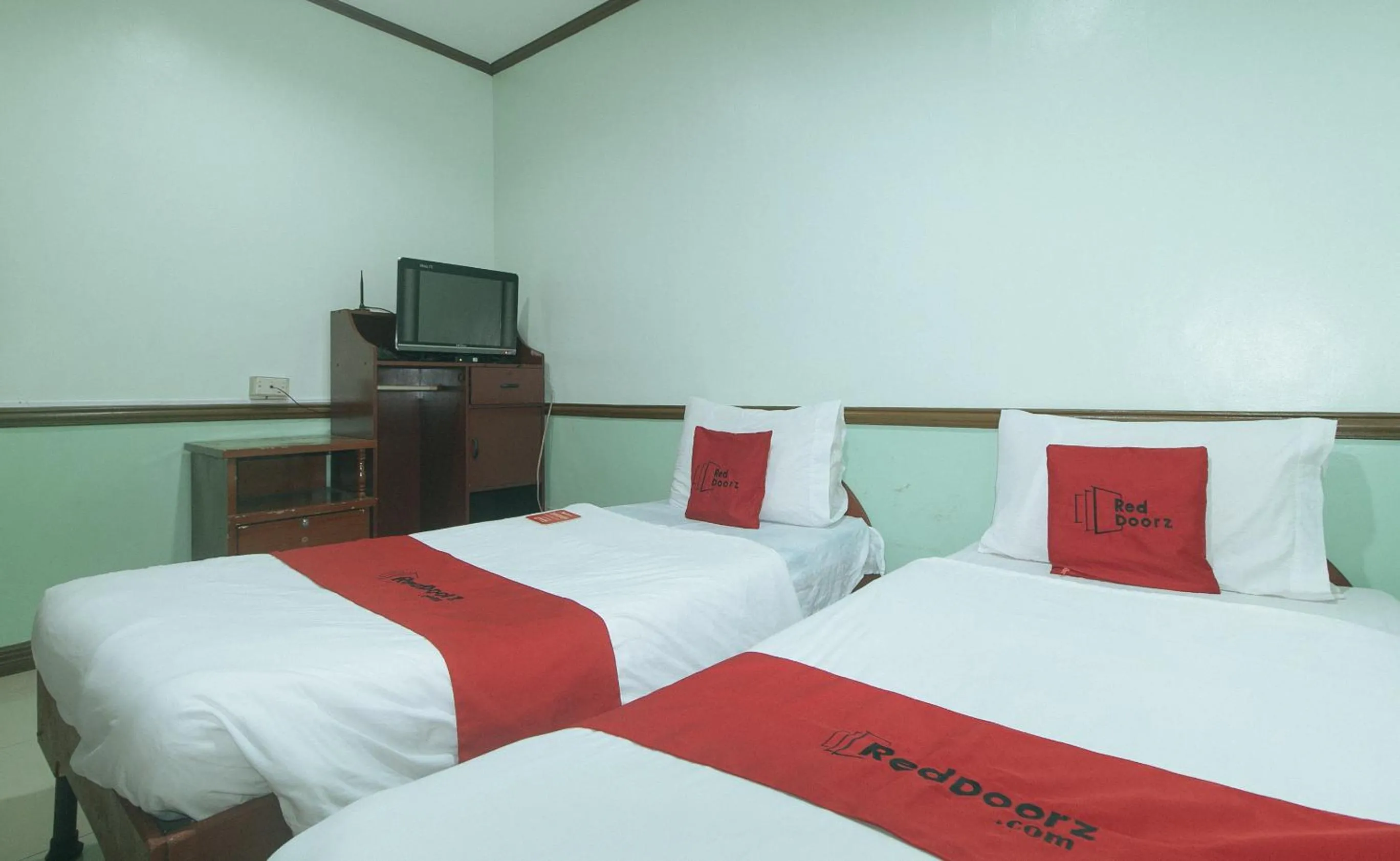 TV and multimedia, Bed in RedDoorz at Maanyag Pension House Mandaue
