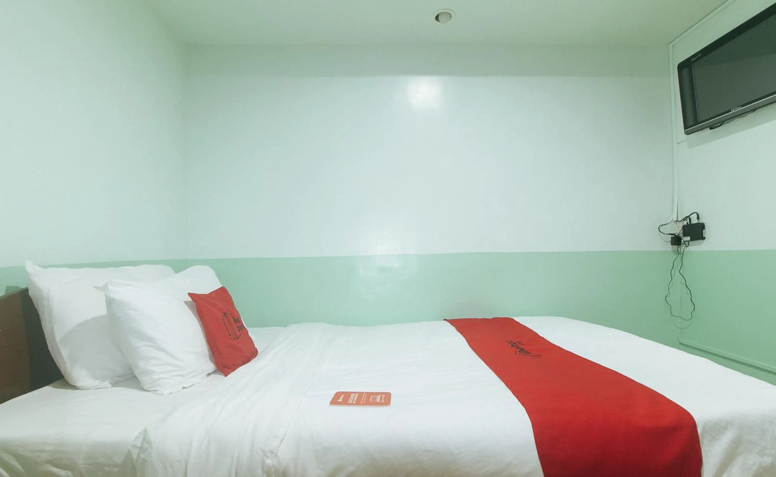 Bed in RedDoorz at Maanyag Pension House Mandaue