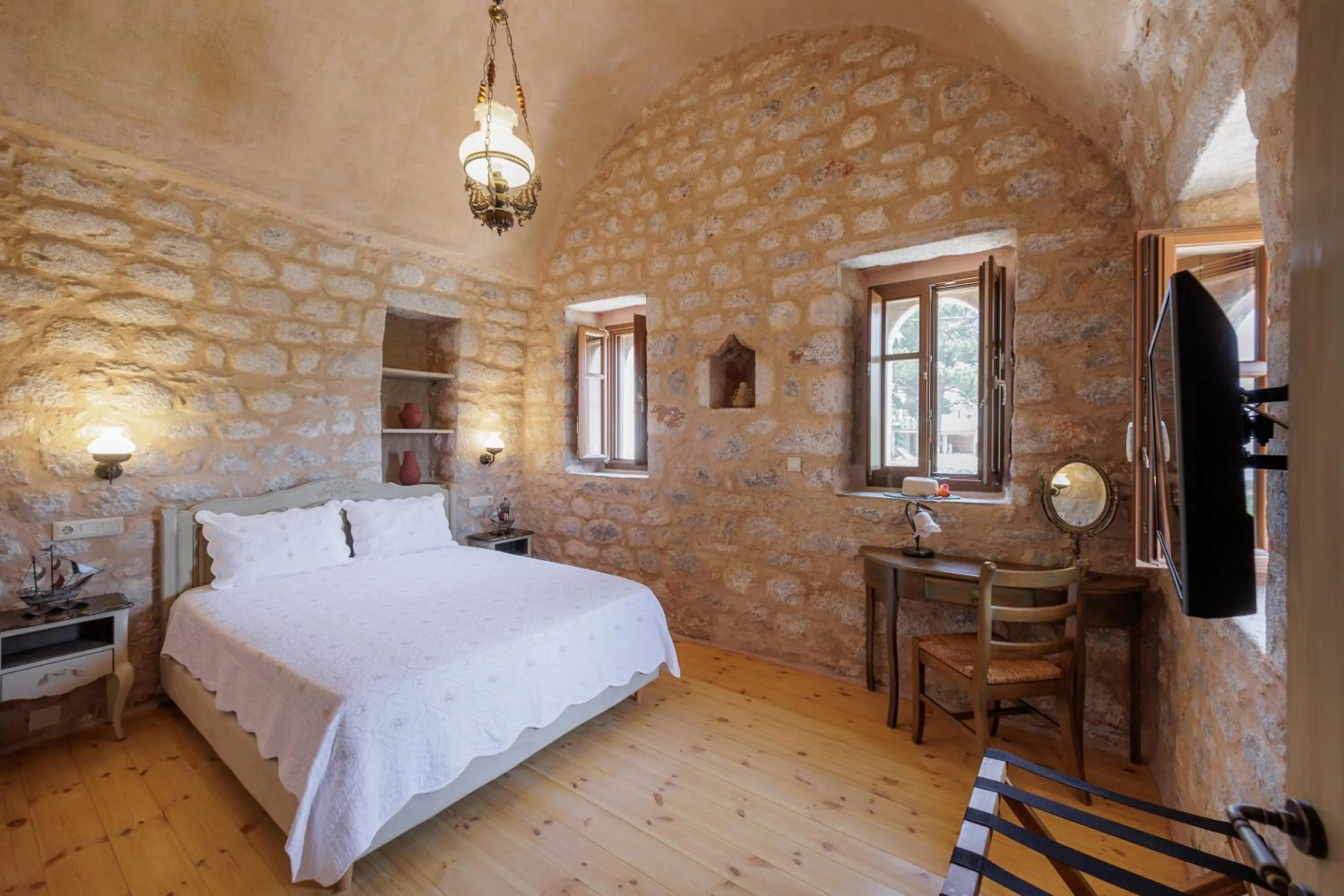 Bedroom, Bed in Arapakis Historic Castle